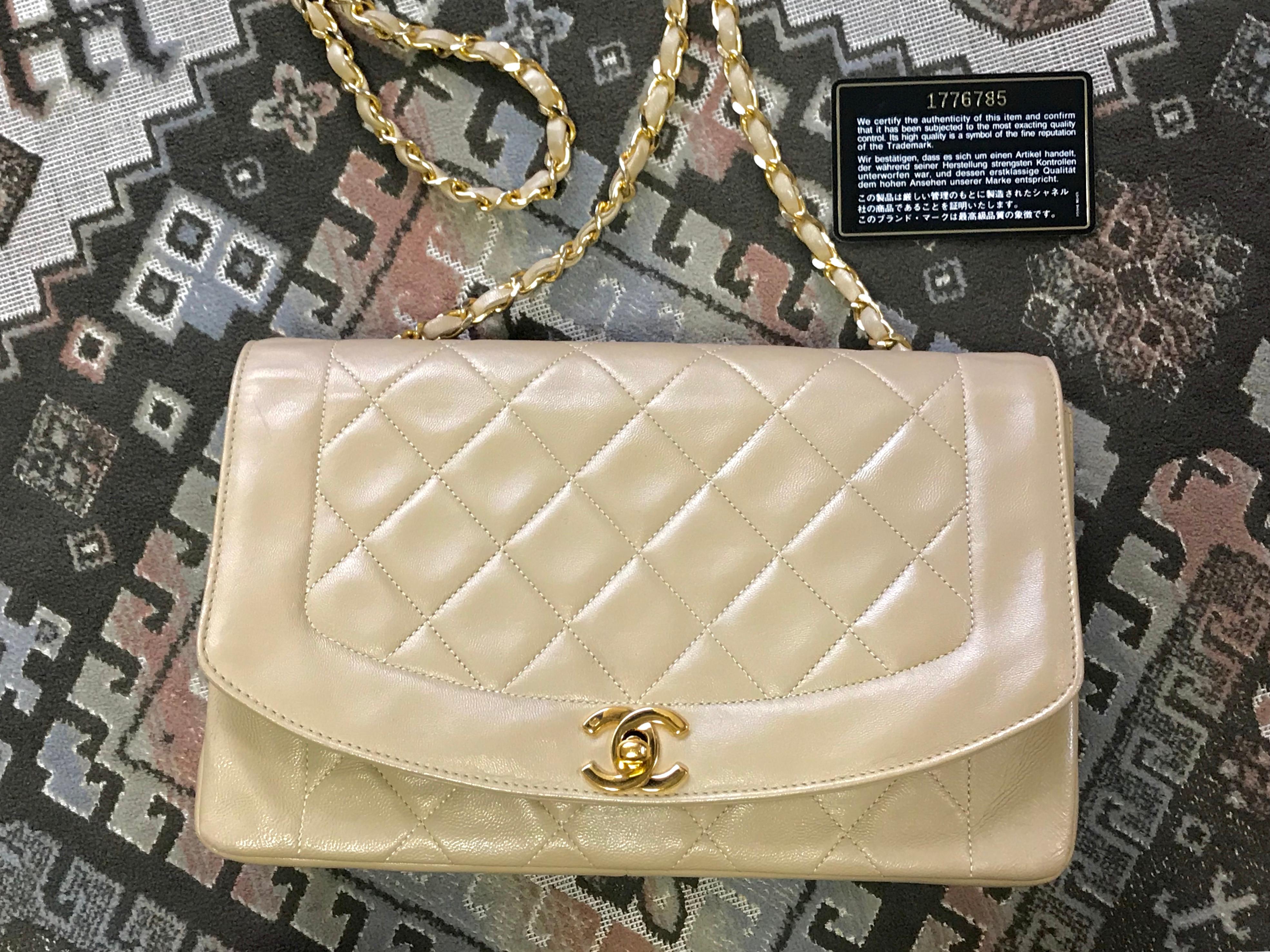 Chanel Vintage beige lambskin flap chain Diana 2.55 shoulder bag / purse  In Good Condition In Kashiwa, Chiba