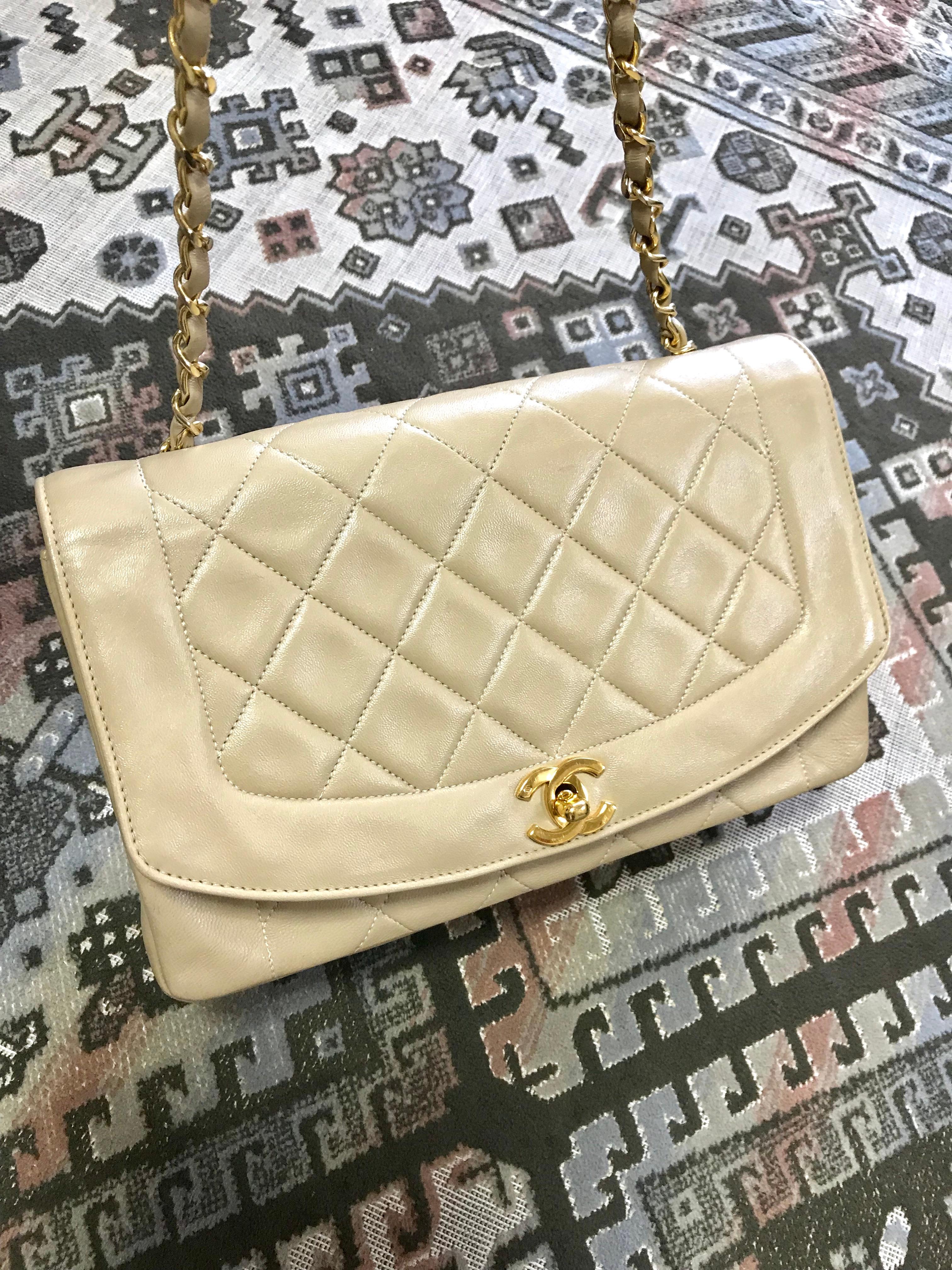 Women's Chanel Vintage beige lambskin flap chain Diana 2.55 shoulder bag / purse 