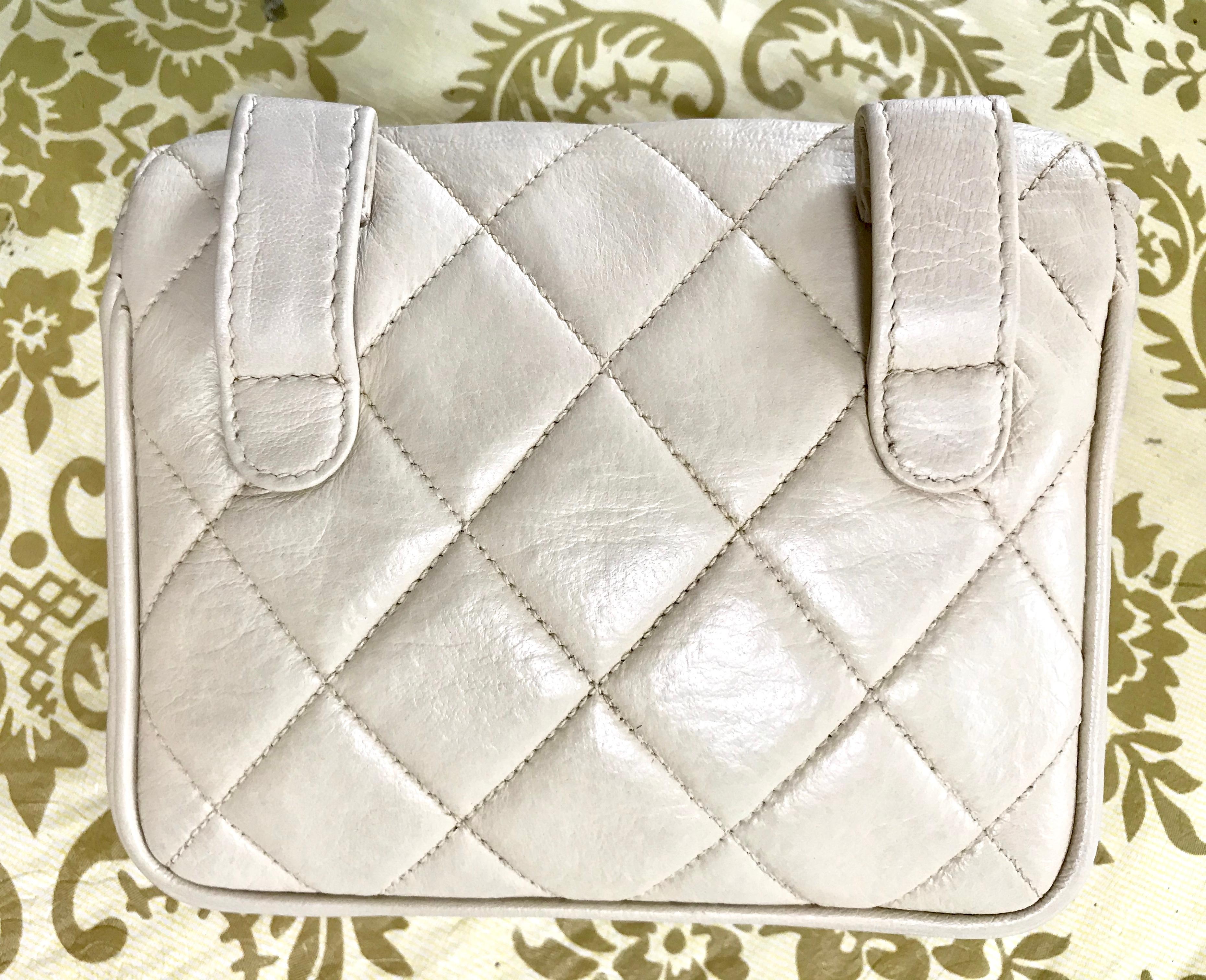 Chanel Vintage ivory / cream lambskin fanny pack hip bag with golden CC closure In Good Condition For Sale In Kashiwa, Chiba