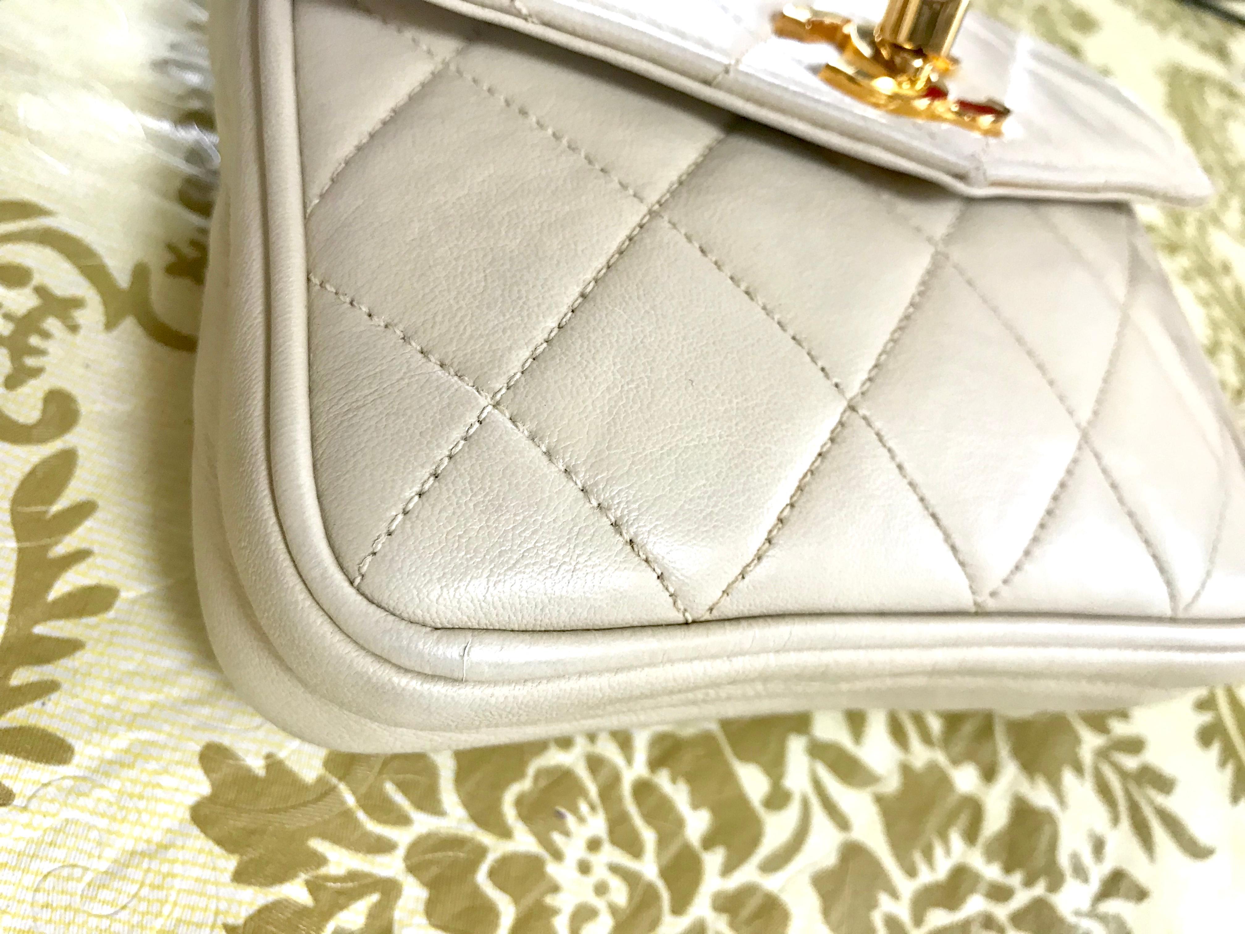 Women's Chanel Vintage ivory / cream lambskin fanny pack hip bag with golden CC closure For Sale