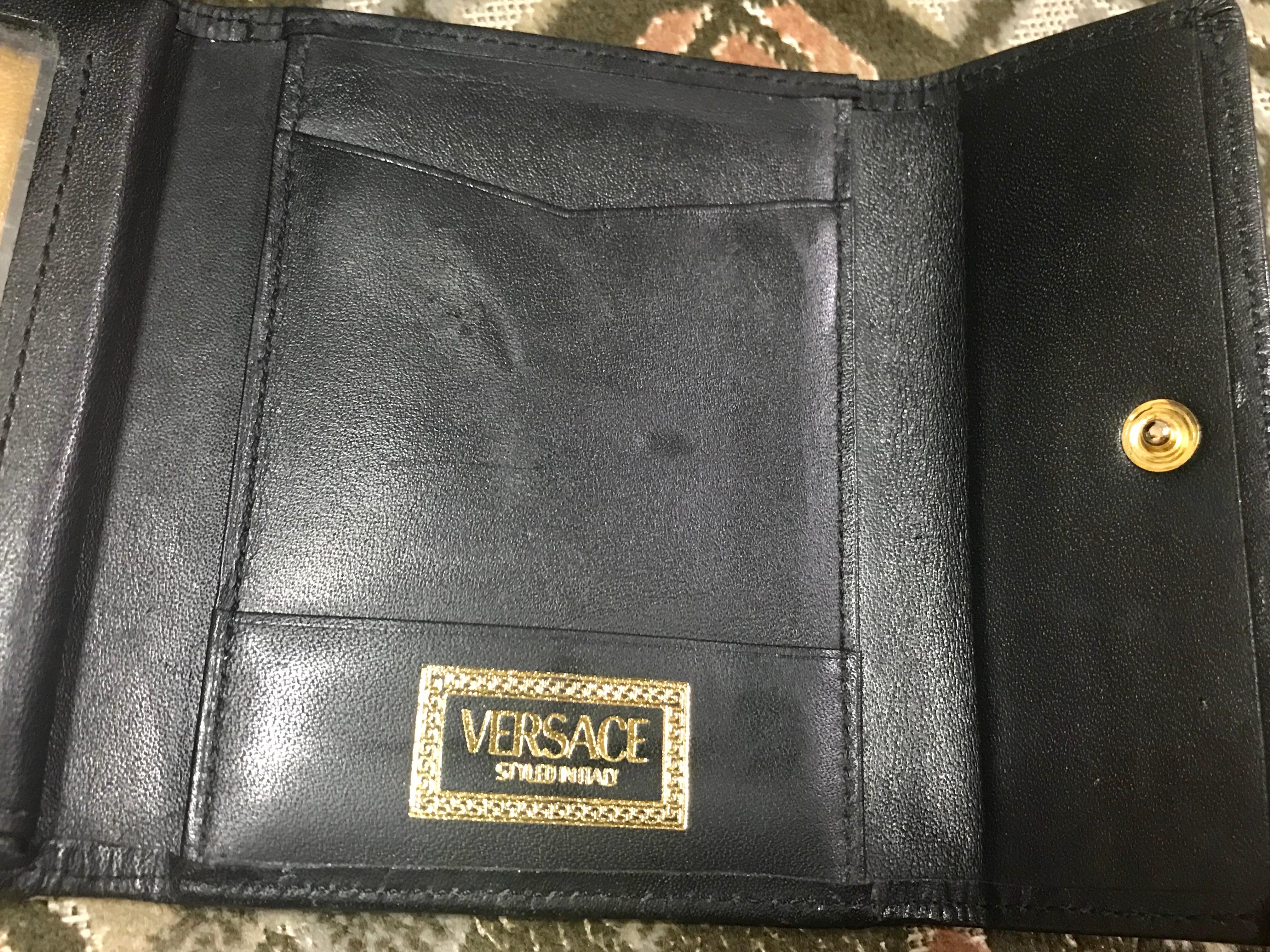 Gianni Versace Vintage black card case wallet with yellow arabesque and leopard  In Good Condition For Sale In Kashiwa, Chiba