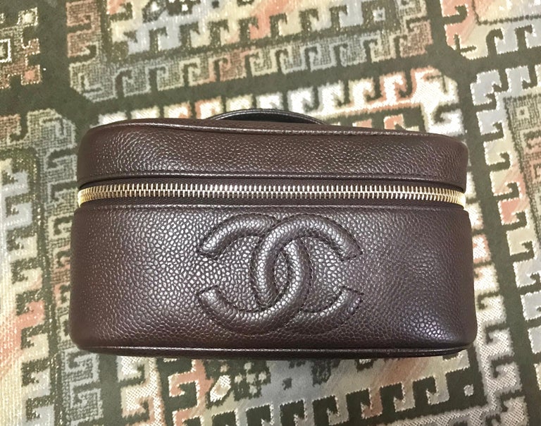 1990s. Vintage CHANEL dark brown caviar skin cosmetic, makeup and toiletry purse. Very chic vanity purse from Chanel back in the era.

This is a 90's vintage CHANEL cosmetic purse made out of caviar skin.
Beautiful dark brown color.

Featuring an