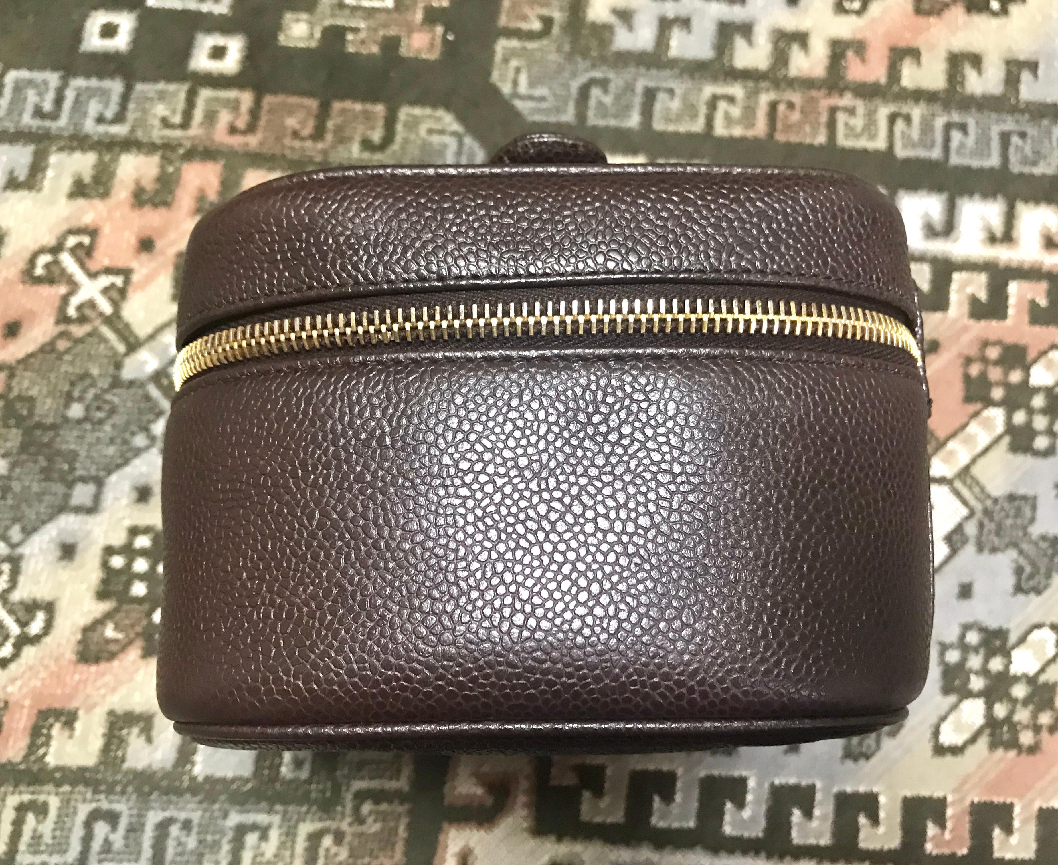 Chanel Vintage brown caviar skin cosmetic and toiletry purse vanity bag In Good Condition For Sale In Kashiwa, Chiba