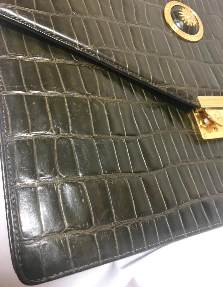 Gianni Versace Vintage khaki croc embossed leather document portfolio bag In Good Condition For Sale In Kashiwa, Chiba