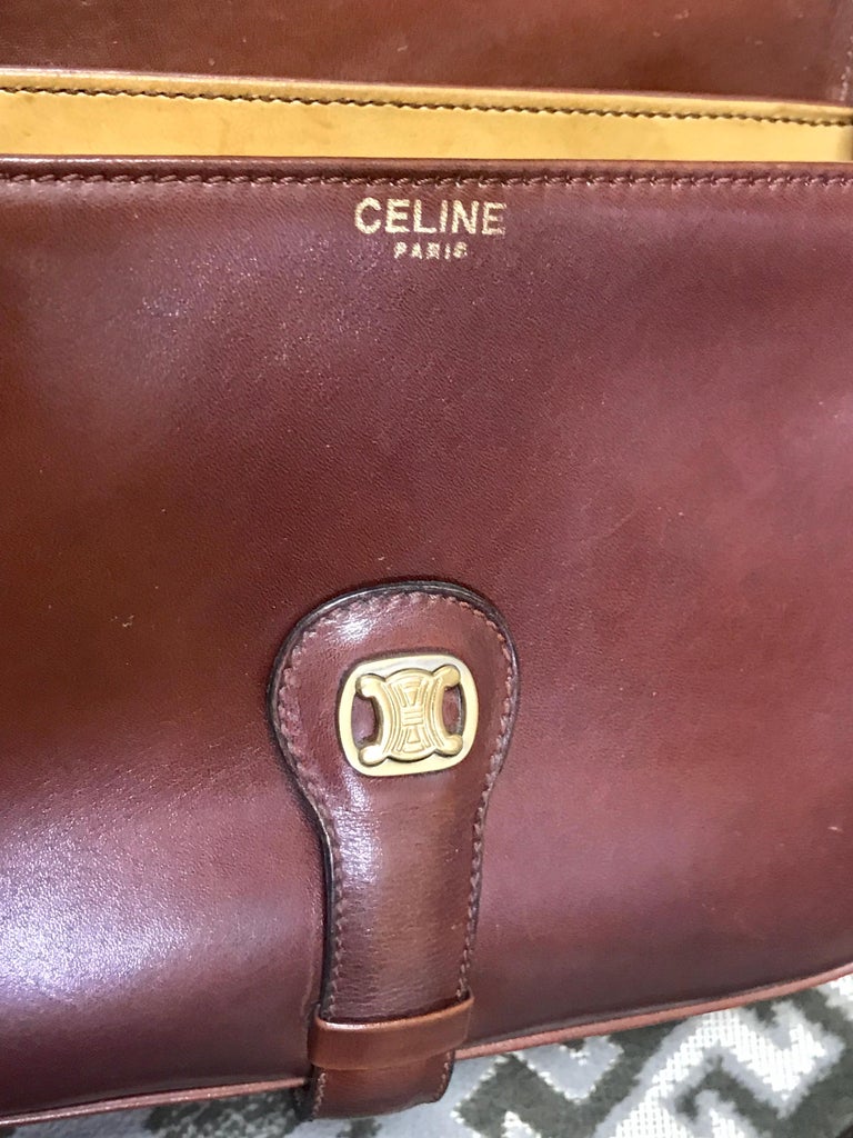 Women's Celine Vintage genuine brown leather shoulder bag with golden logo motif  For Sale
