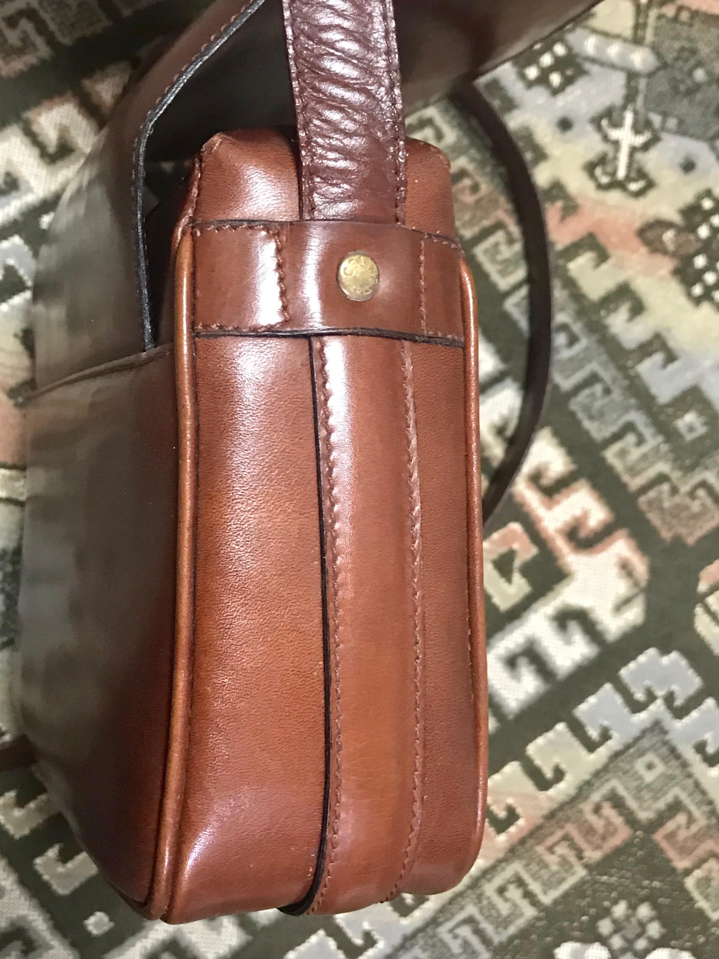 Celine Vintage genuine brown leather shoulder bag with golden logo motif For Sale 2