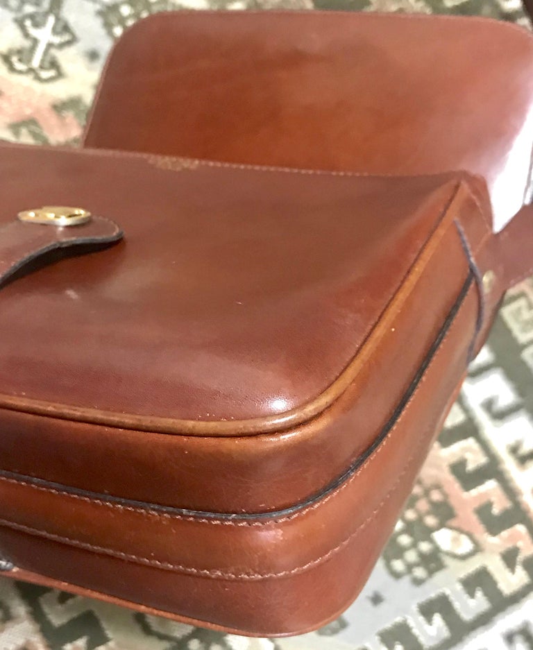 Celine Vintage genuine brown leather shoulder bag with golden logo motif  For Sale 3