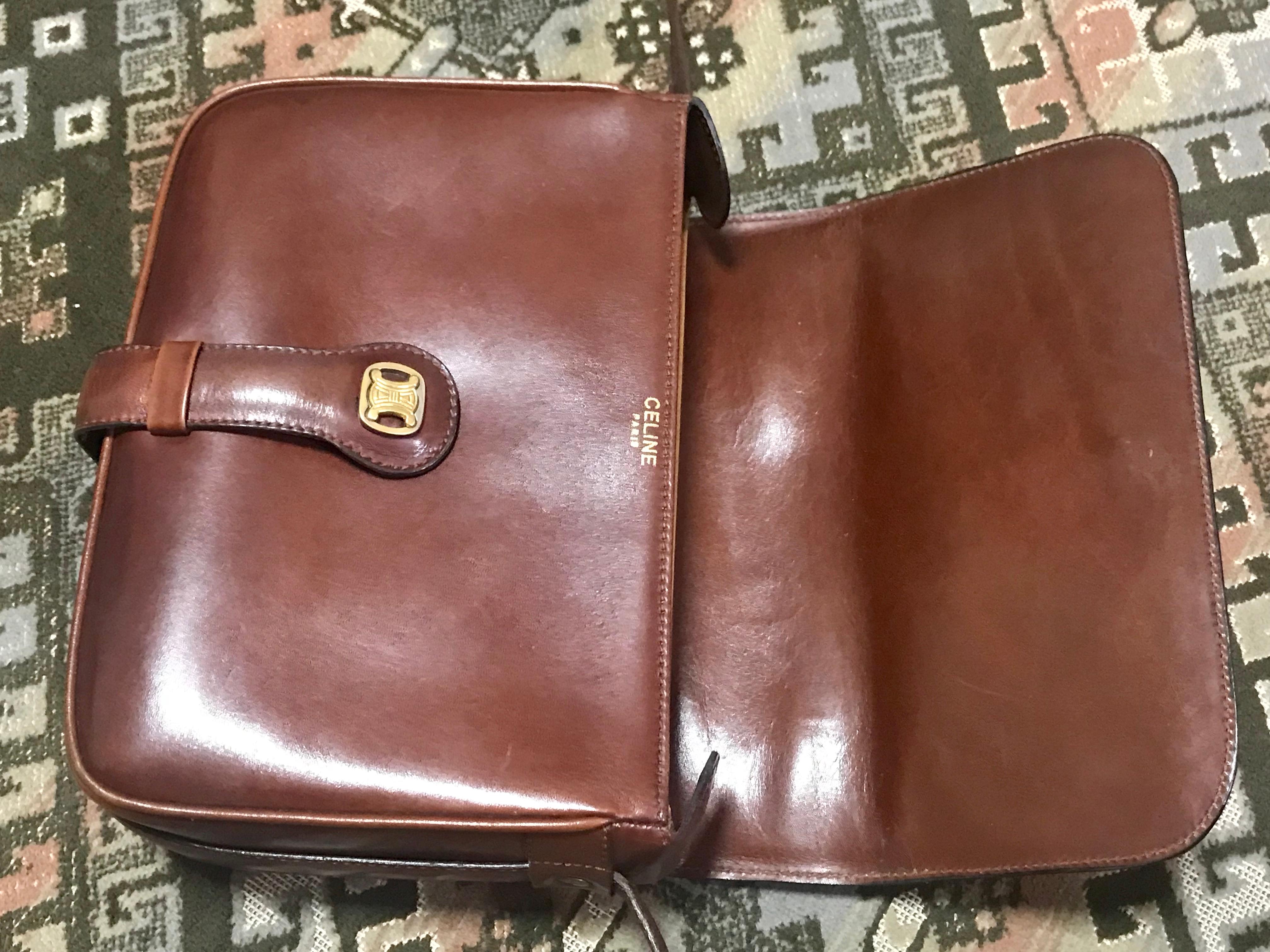 Celine Vintage genuine brown leather shoulder bag with golden logo motif  For Sale 4