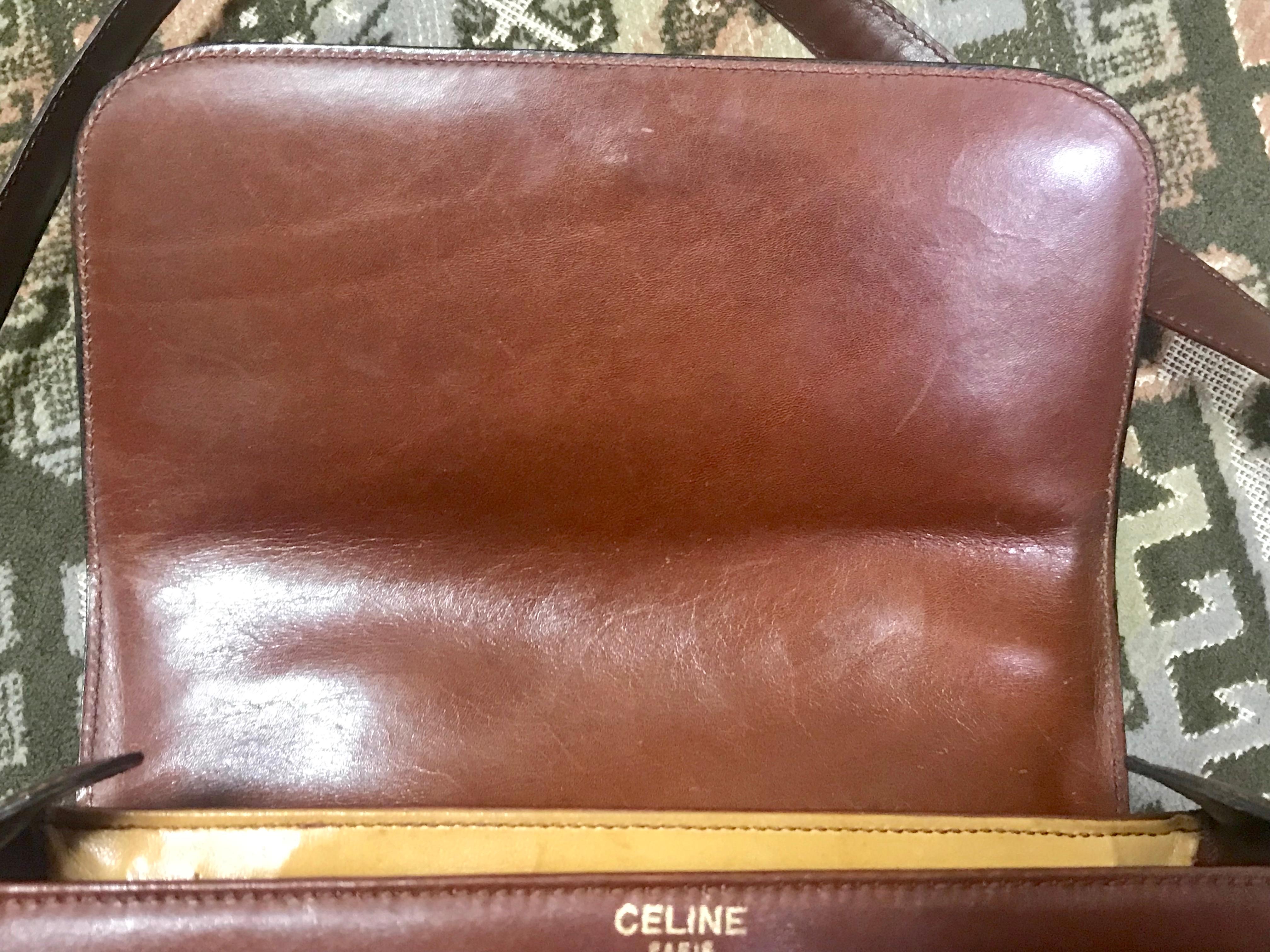Celine Vintage genuine brown leather shoulder bag with golden logo motif For Sale 5