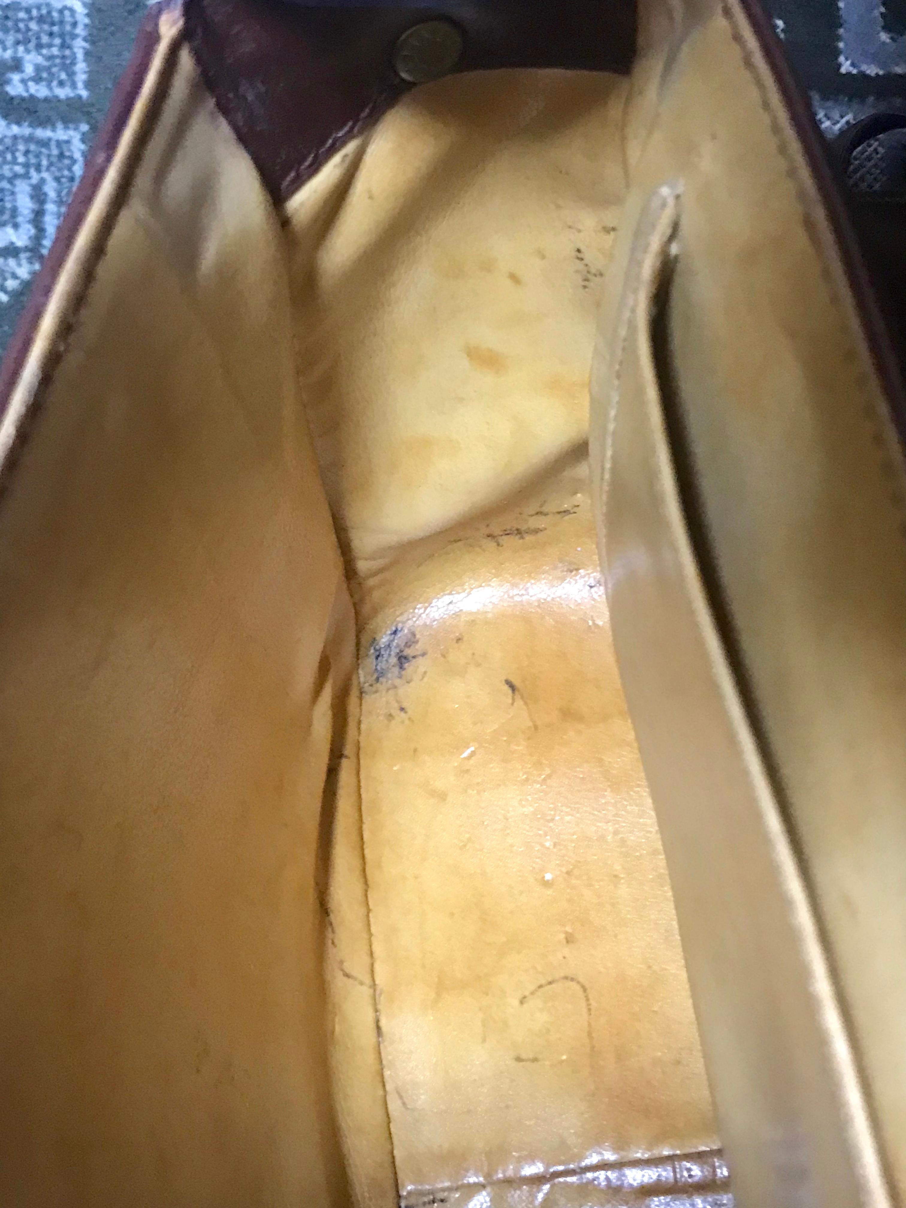 Celine Vintage genuine brown leather shoulder bag with golden logo motif For Sale 9