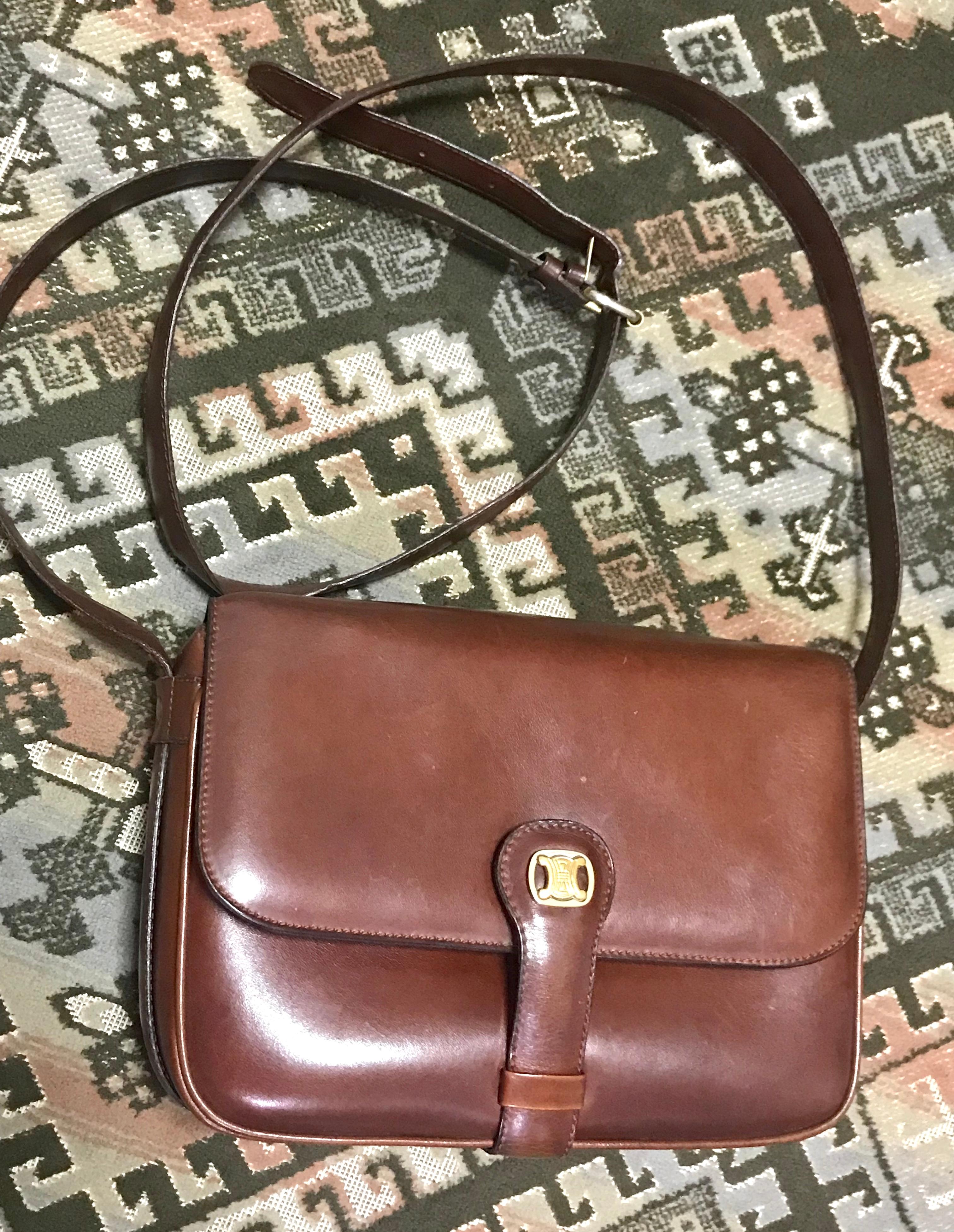 Celine Vintage genuine brown leather shoulder bag with golden logo motif For Sale 12