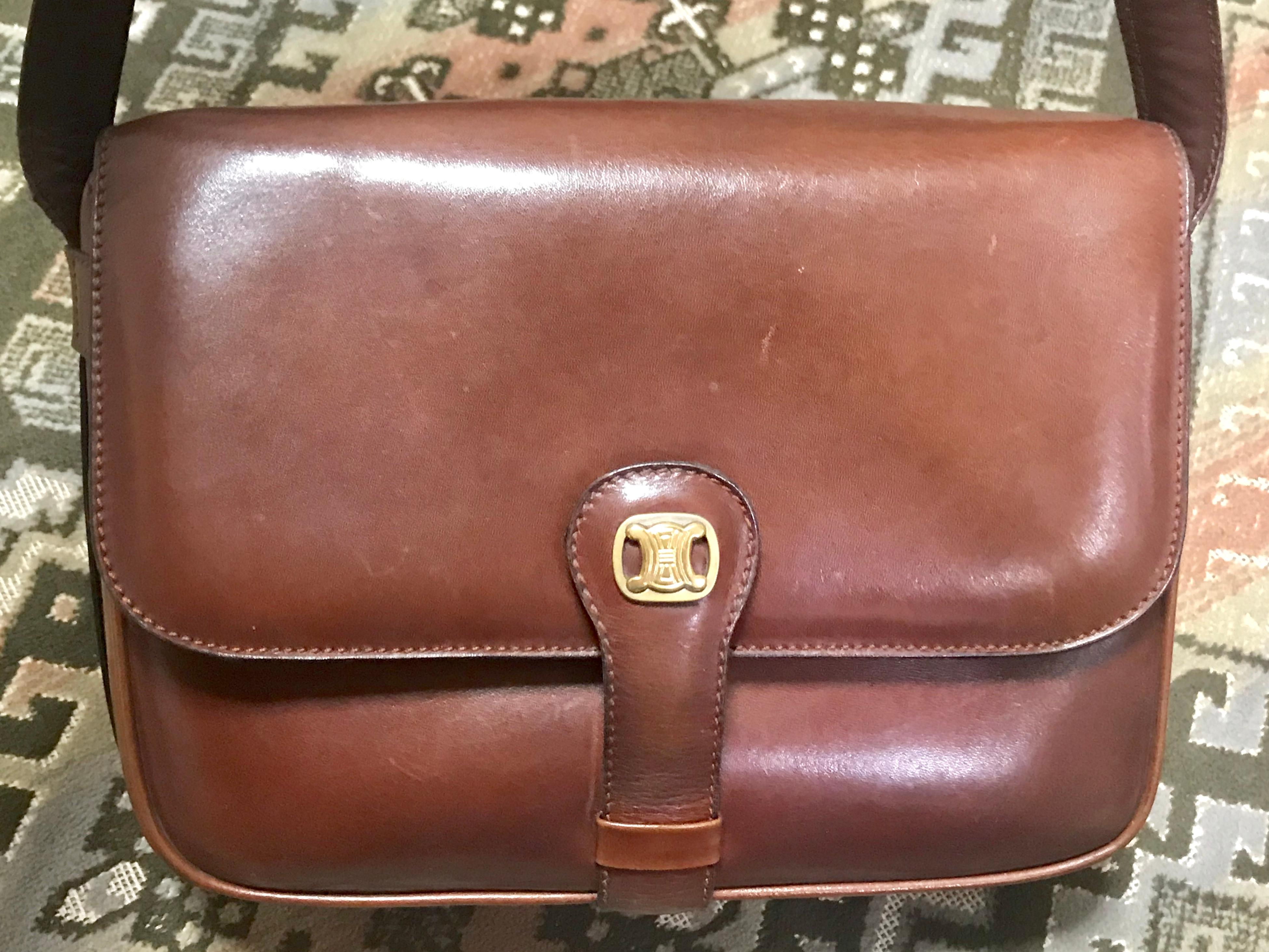 Celine Vintage genuine brown leather shoulder bag with golden logo motif  In Good Condition For Sale In Kashiwa, Chiba