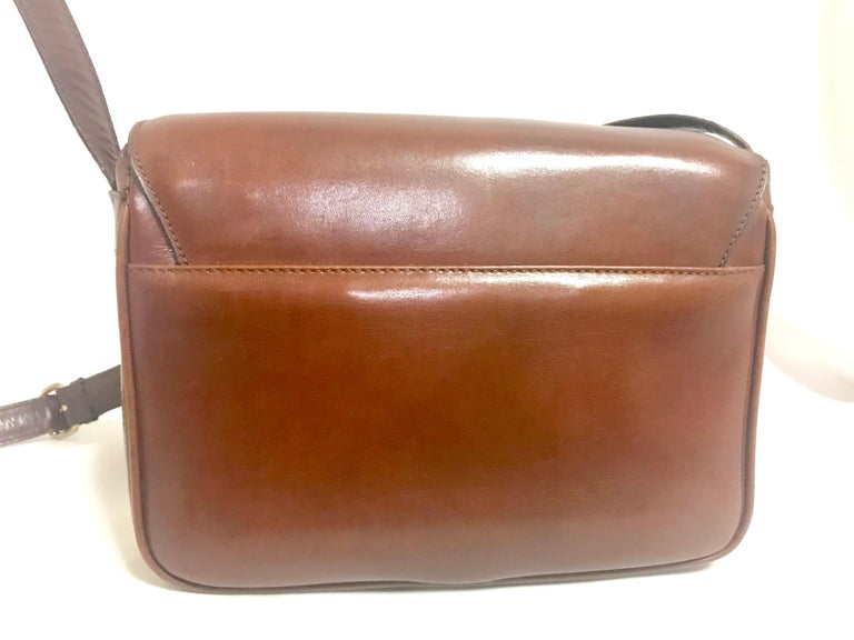 1980s. Vintage CELINE genuine brown leather shoulder bag with golden logo motif at front. Rare Celine leather bag.

For all CELINE vintage lovers, this unique and rare vintage masterpiece is right for you!
Classic purse in brown leather.

Featuring