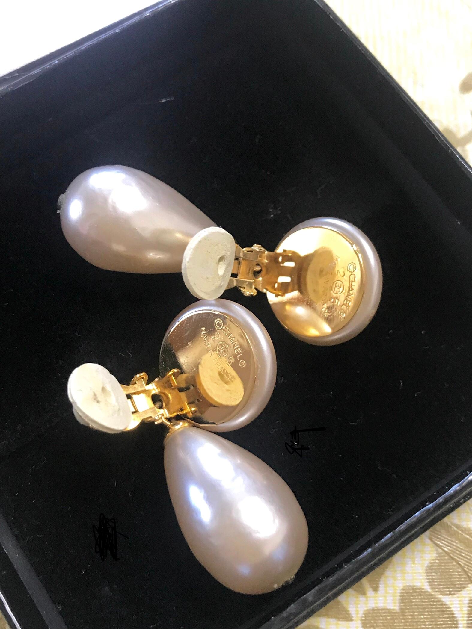 Chanel Vintage White Teardrop Faux Pearl Dangling Earrings With Golden Cc Mark  For Sale 3