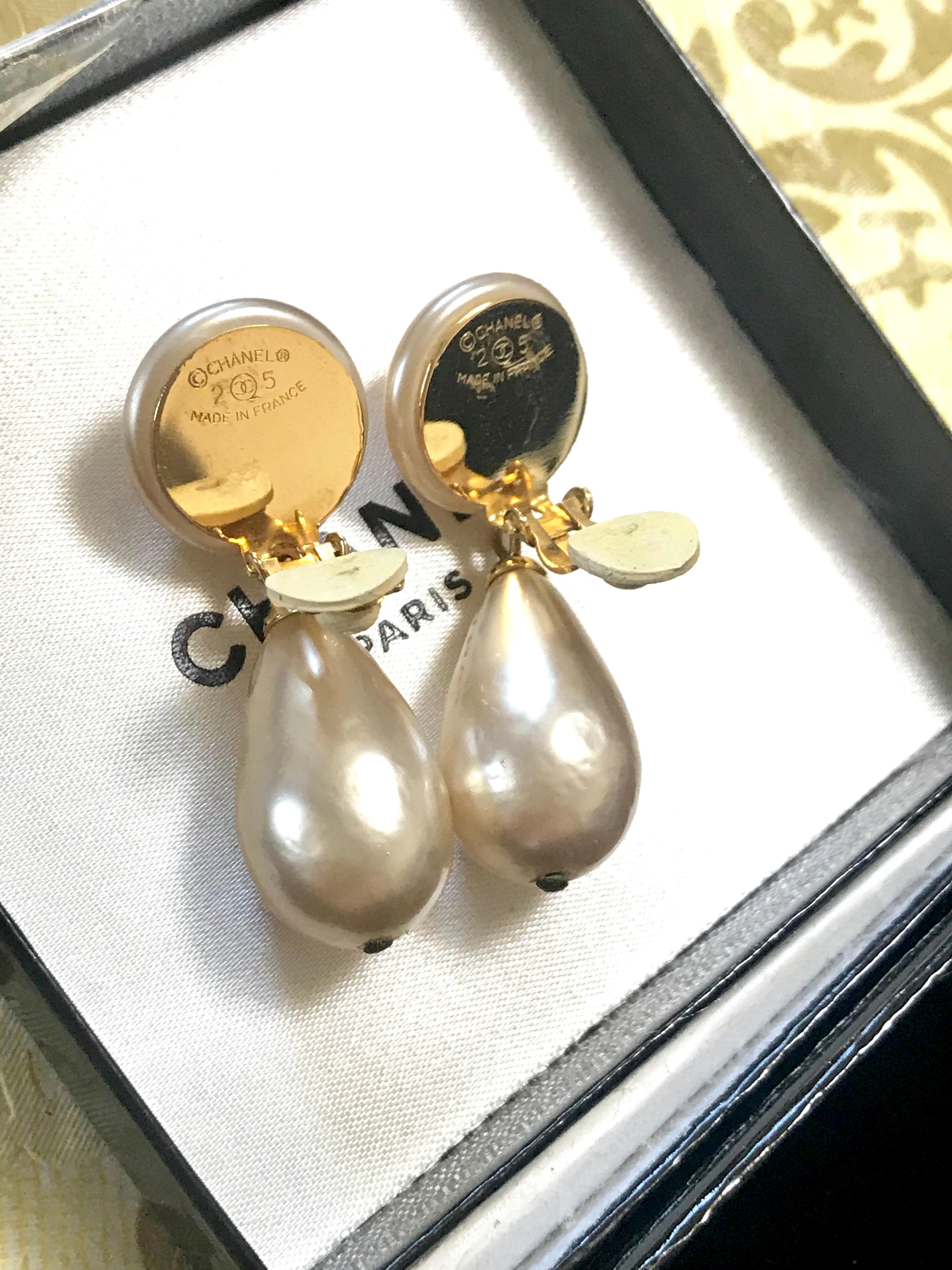 Chanel Vintage White Teardrop Faux Pearl Dangling Earrings With Golden Cc Mark  For Sale 2