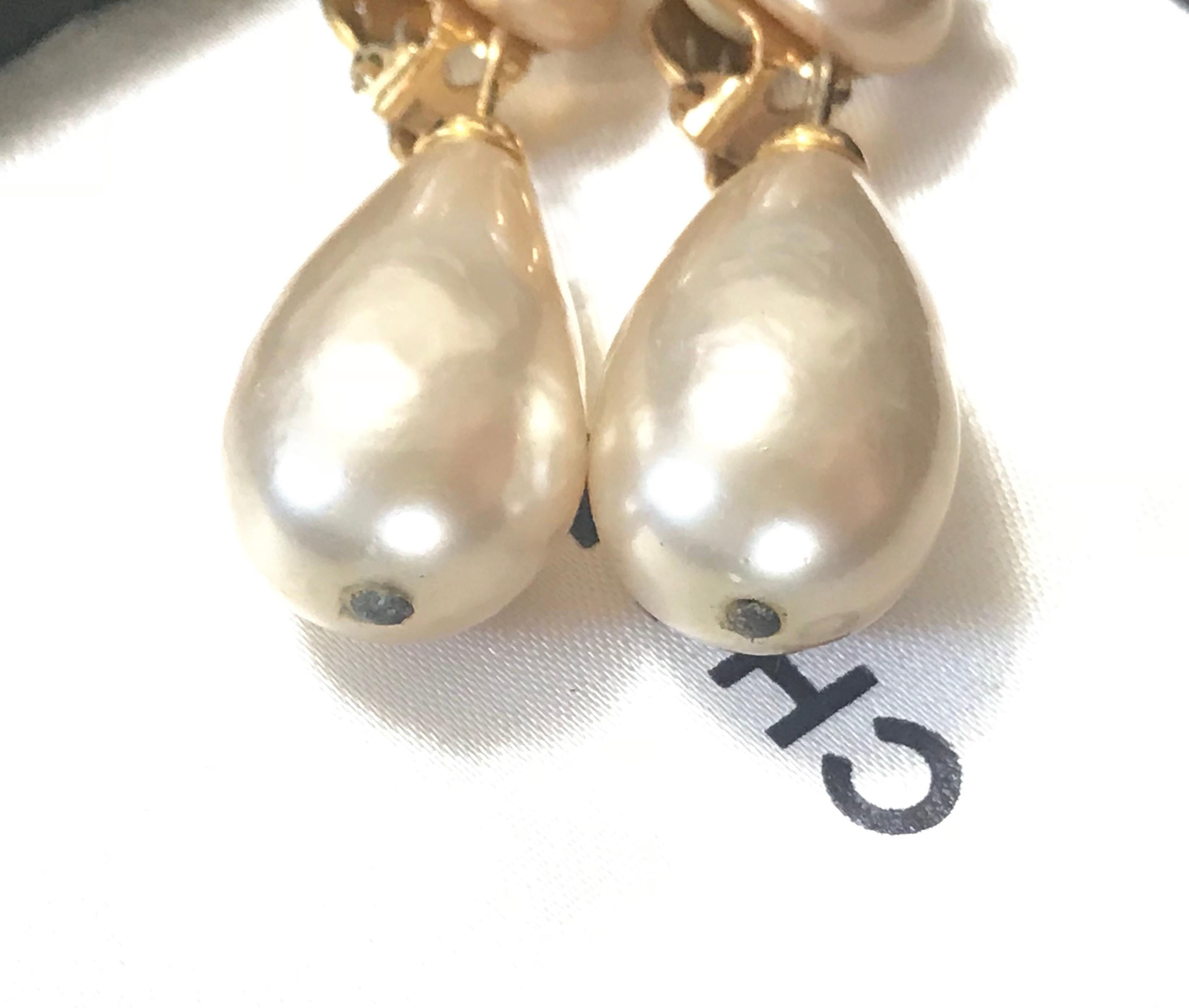 Chanel Vintage White Teardrop Faux Pearl Dangling Earrings With Golden Cc Mark  In Good Condition For Sale In Kashiwa, Chiba