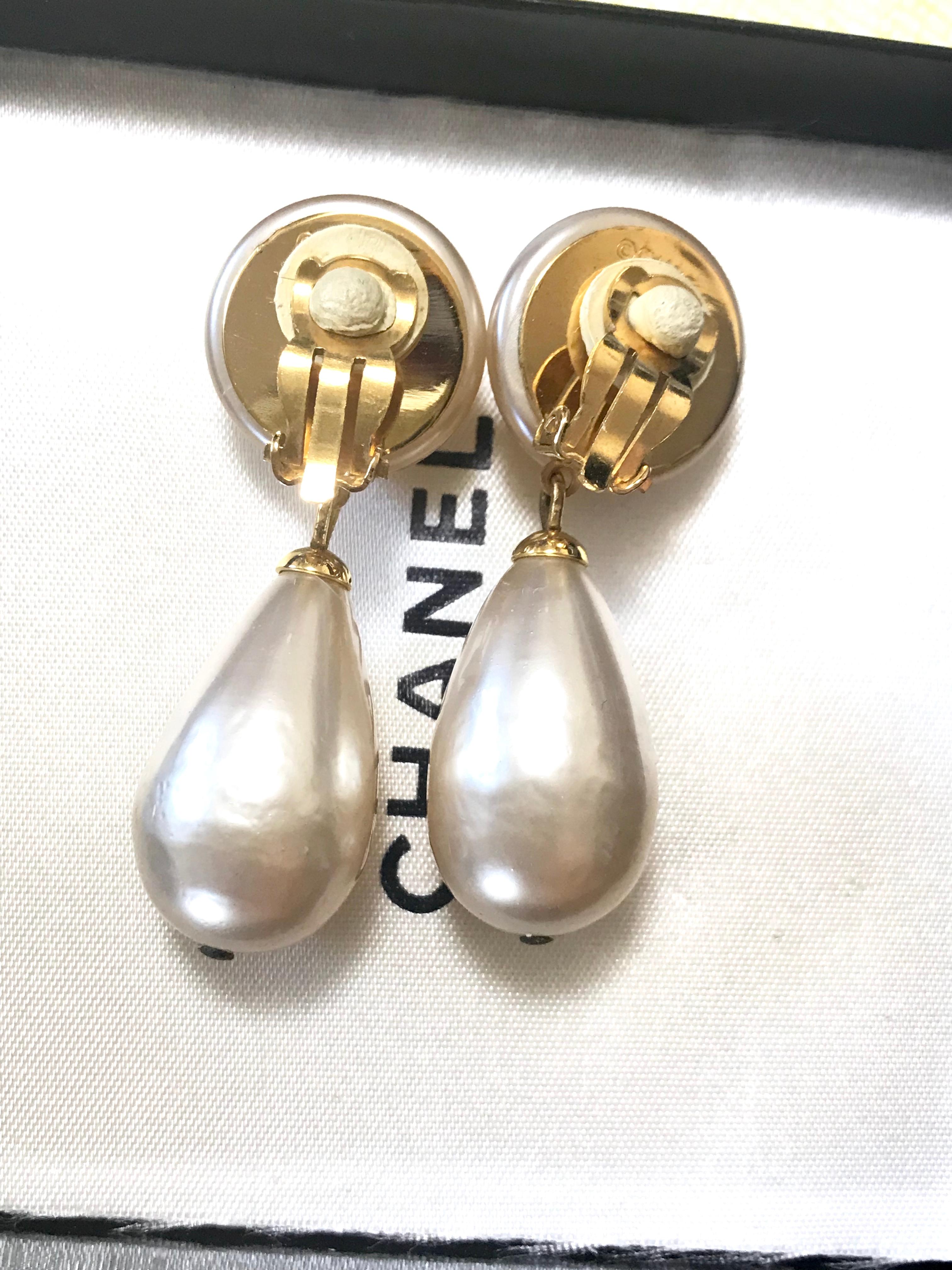 Chanel Vintage White Teardrop Faux Pearl Dangling Earrings With Golden Cc Mark  For Sale 1