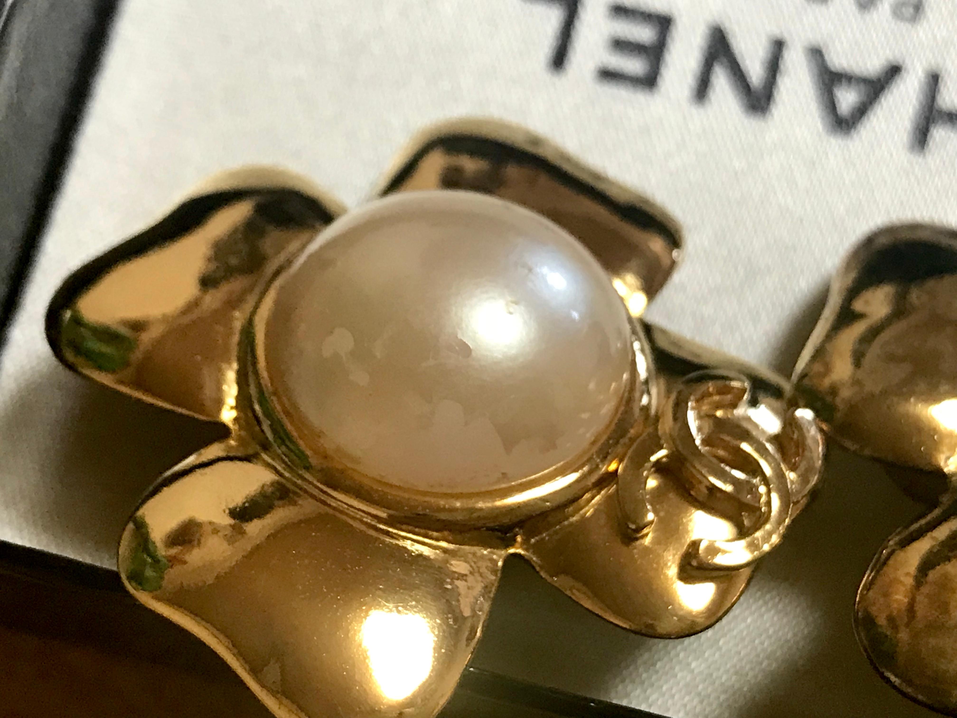 Chanel Vintage large golden camellia flower earrings with faux pearl and CC mark For Sale 3
