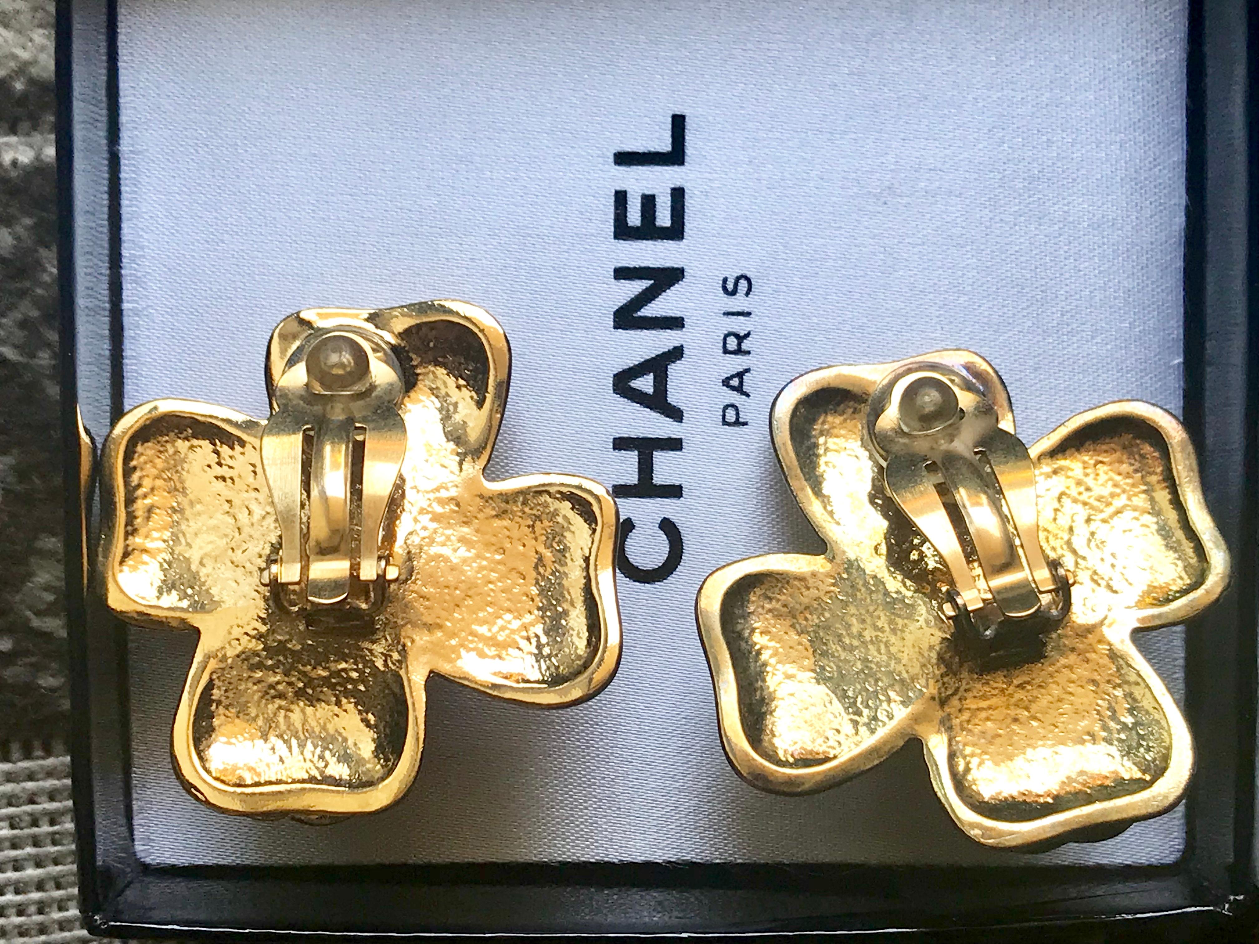 Chanel Vintage large golden camellia flower earrings with faux pearl and CC mark For Sale 11
