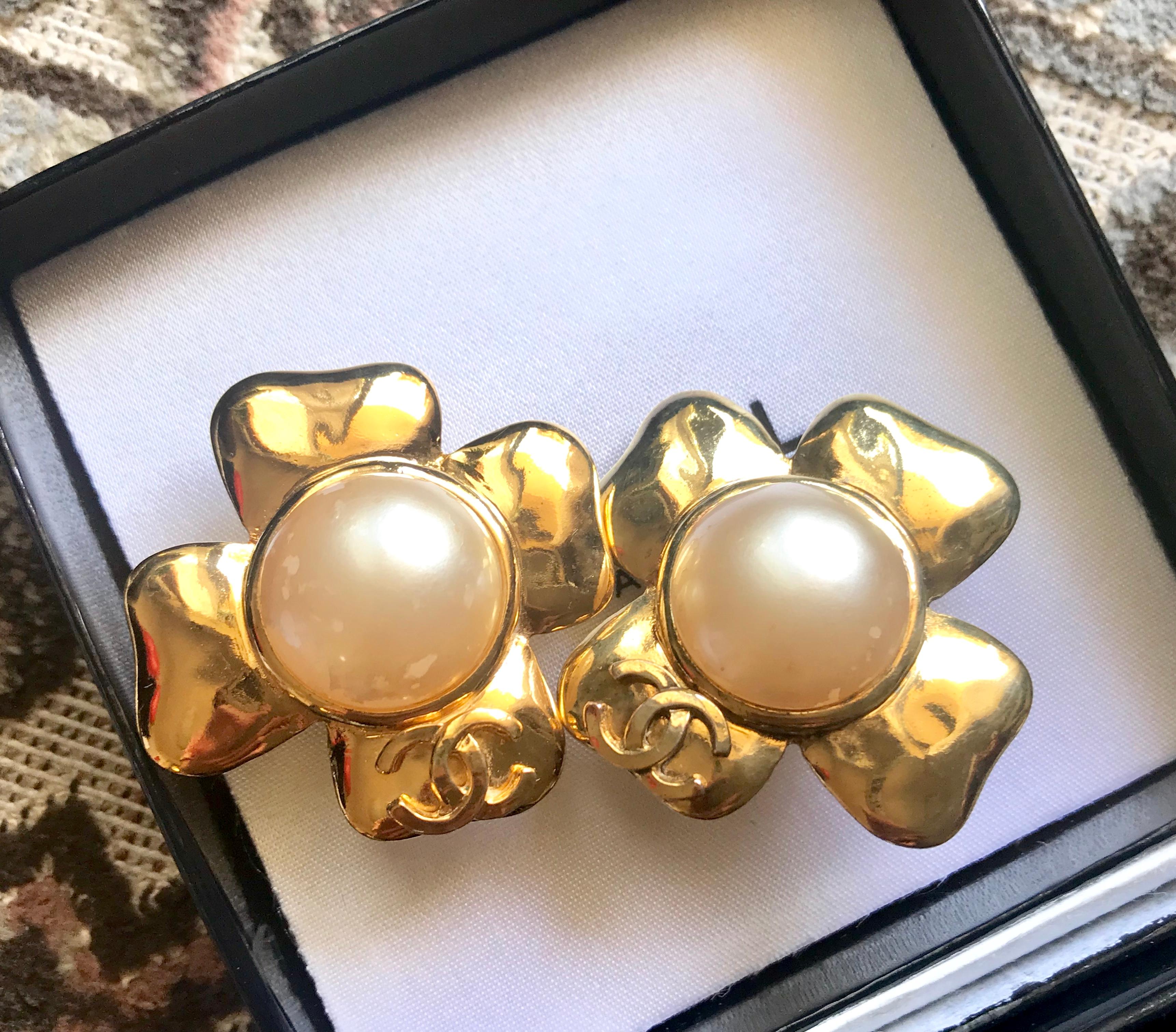 Chanel Vintage large golden camellia flower earrings with faux pearl and CC mark For Sale 10