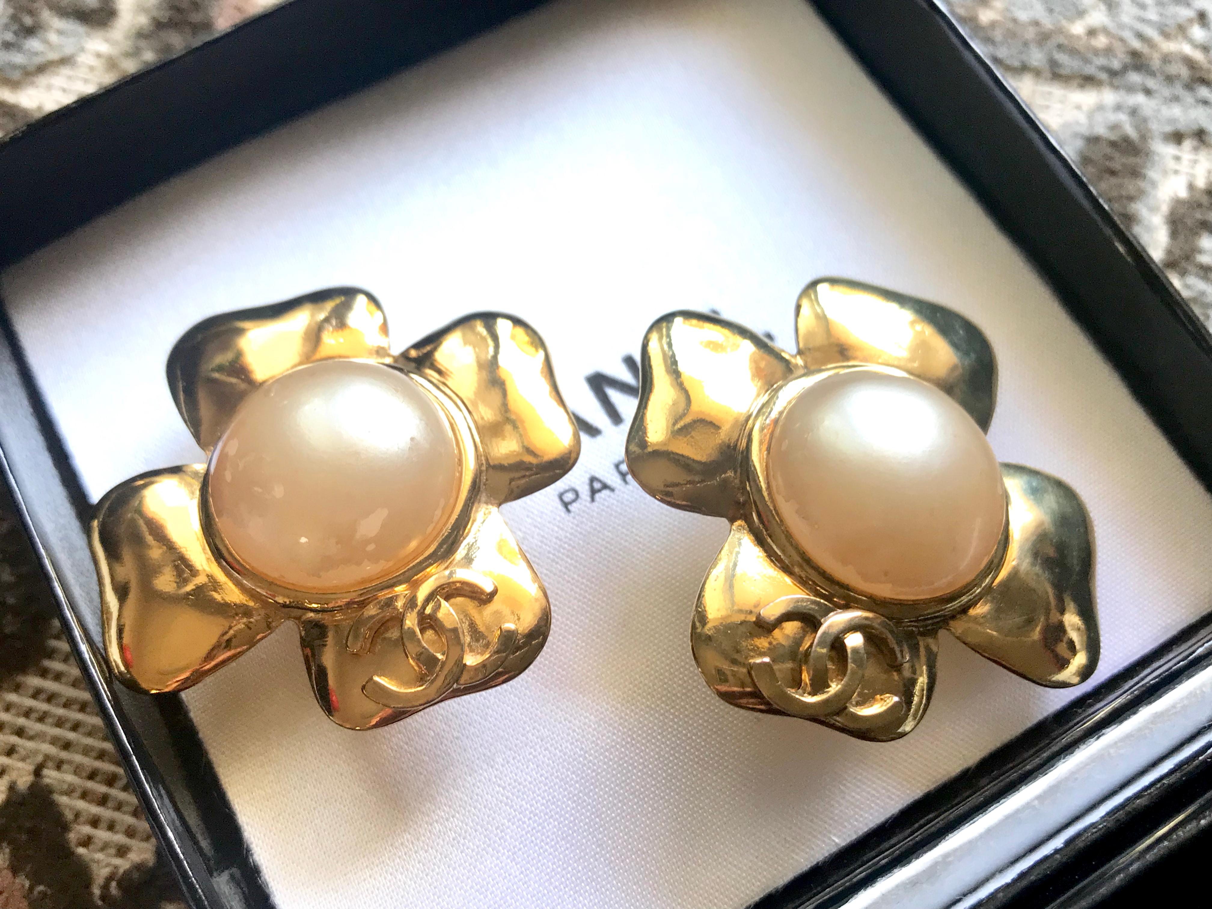 1990s. Vintage Chanel large golden petal flower earrings with faux pearl and CC mark.  So hot and chic item.

Introducing an iconic large petal flower shape earrings with faux pearls back in the 90's

Chic and Mod Chanel vintage jewelry