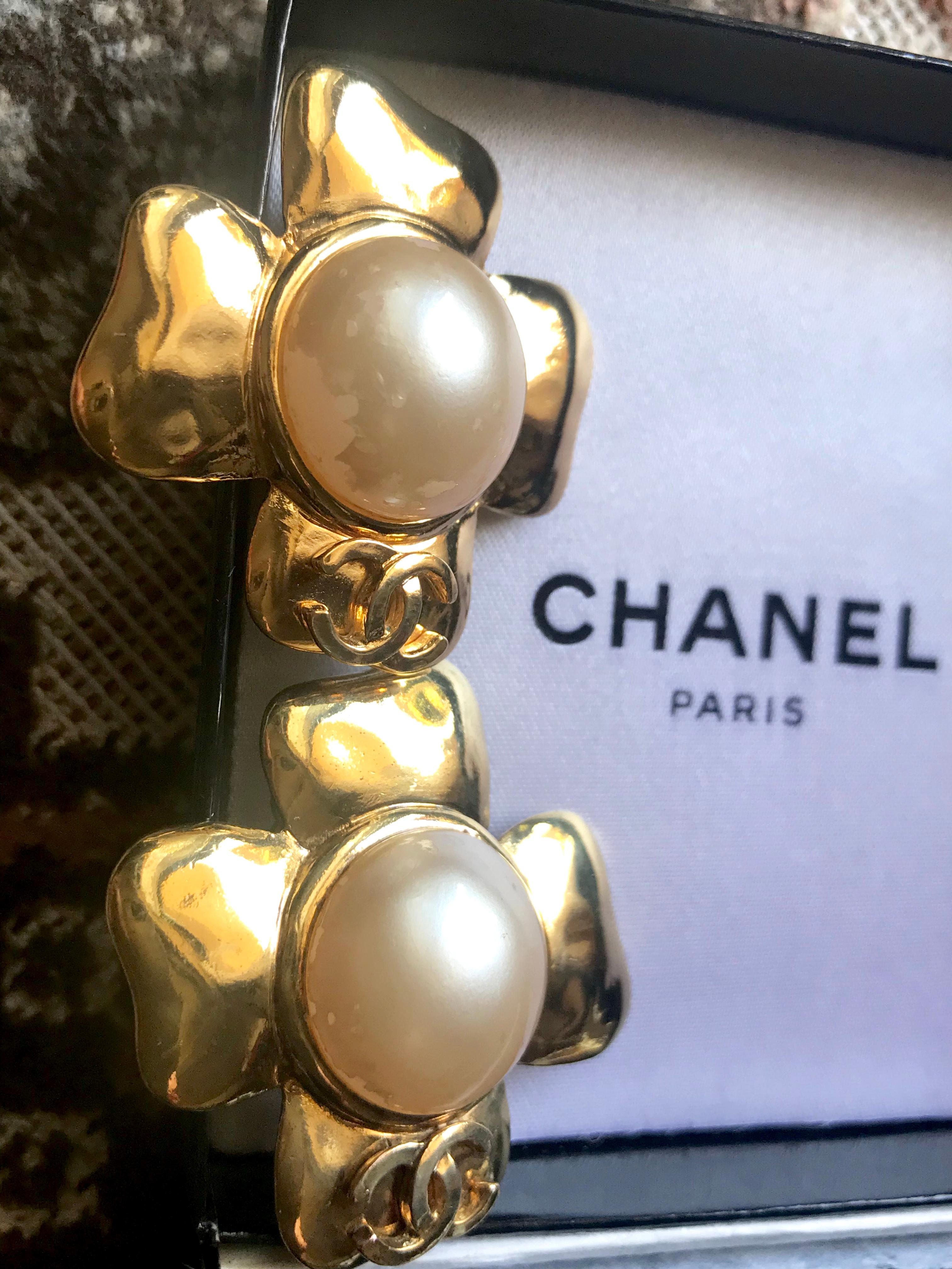 Chanel Vintage large golden camellia flower earrings with faux pearl and CC mark In Good Condition For Sale In Kashiwa, Chiba