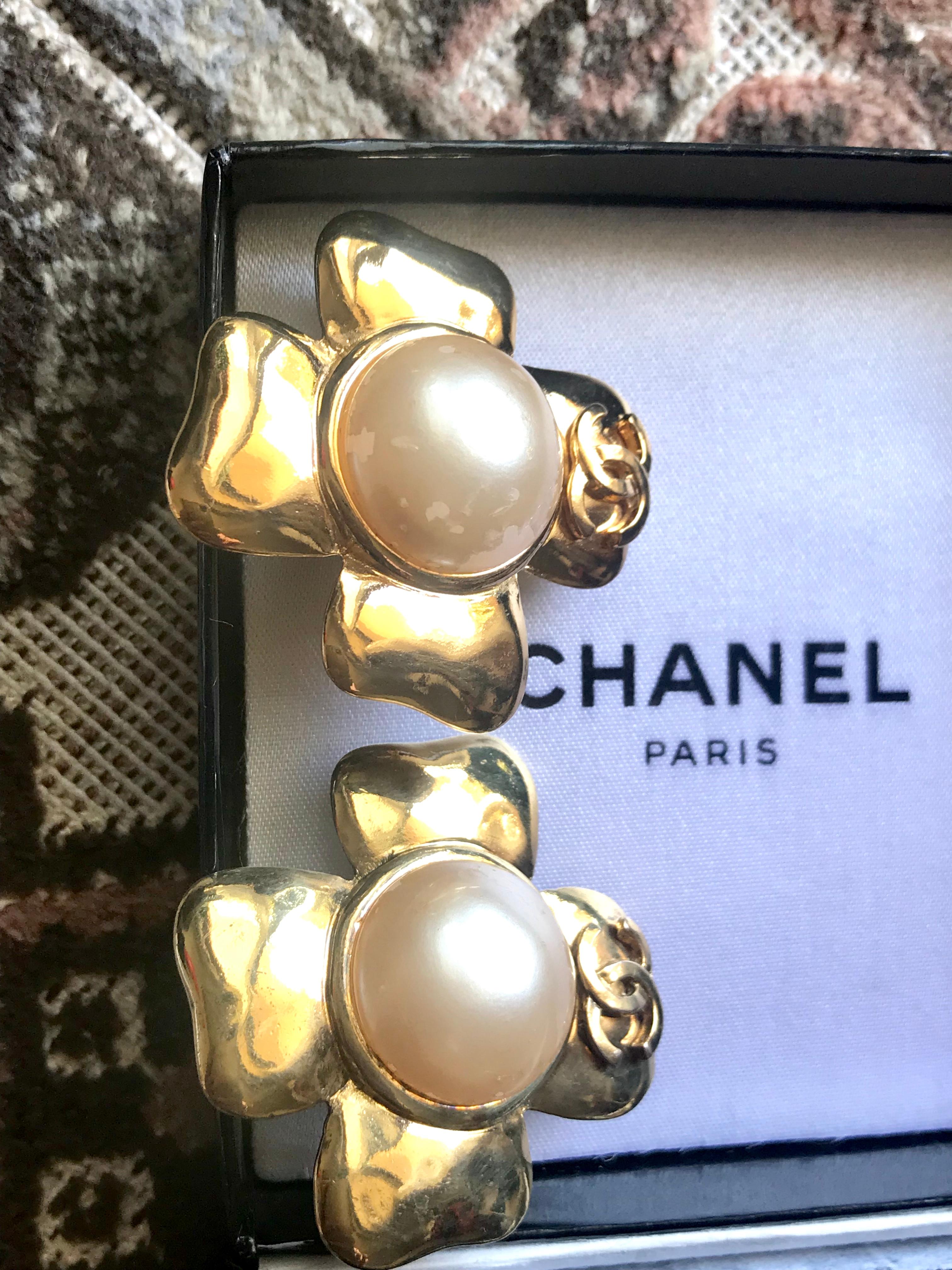 Women's Chanel Vintage large golden camellia flower earrings with faux pearl and CC mark For Sale
