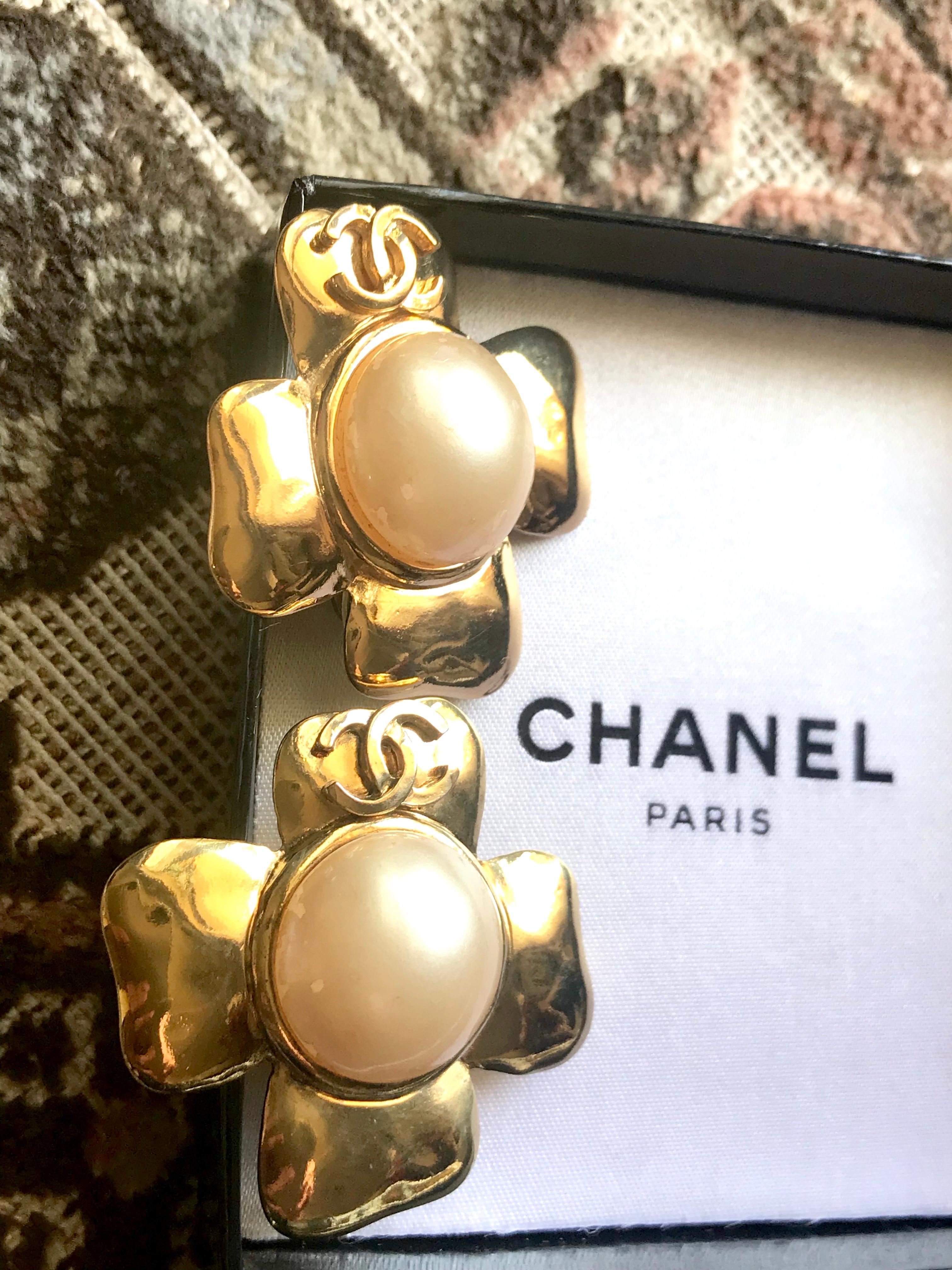 Chanel Vintage large golden camellia flower earrings with faux pearl and CC mark For Sale 1