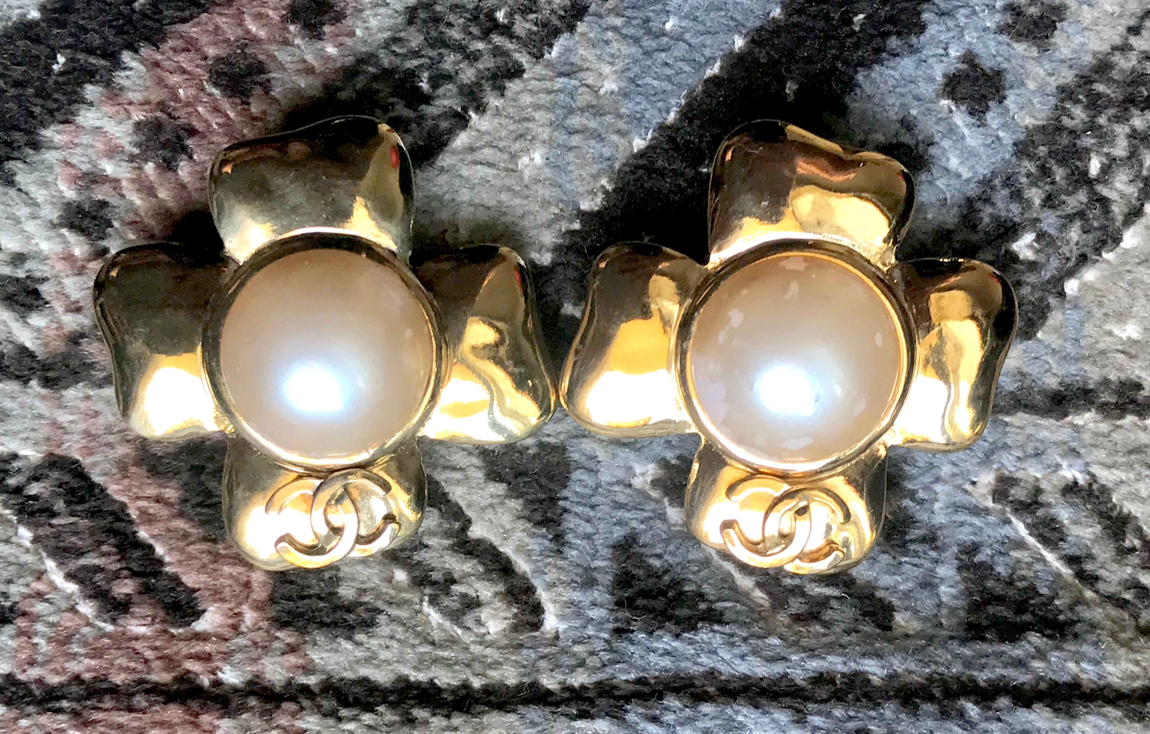 Chanel Vintage large golden camellia flower earrings with faux pearl and CC mark For Sale 9