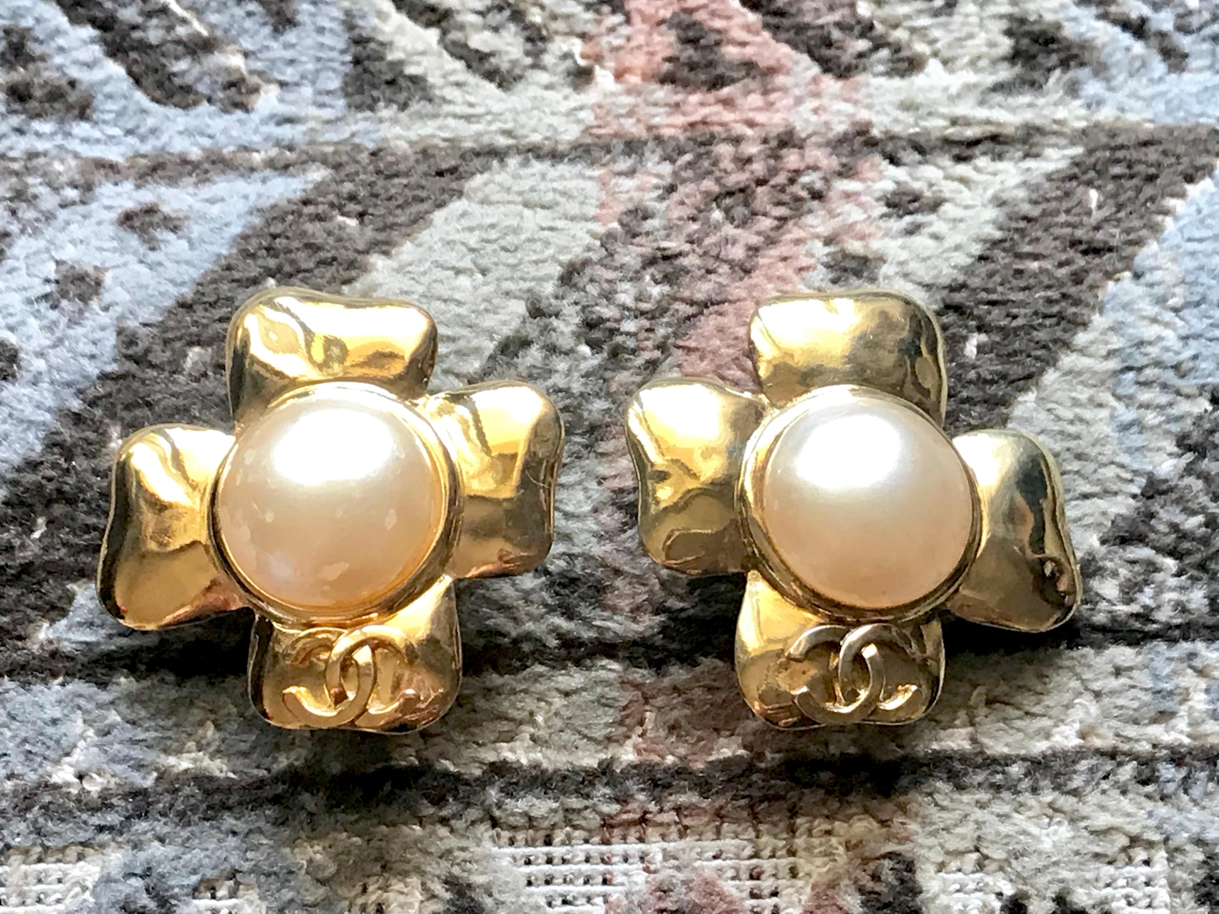Chanel Vintage large golden camellia flower earrings with faux pearl and CC mark For Sale 13