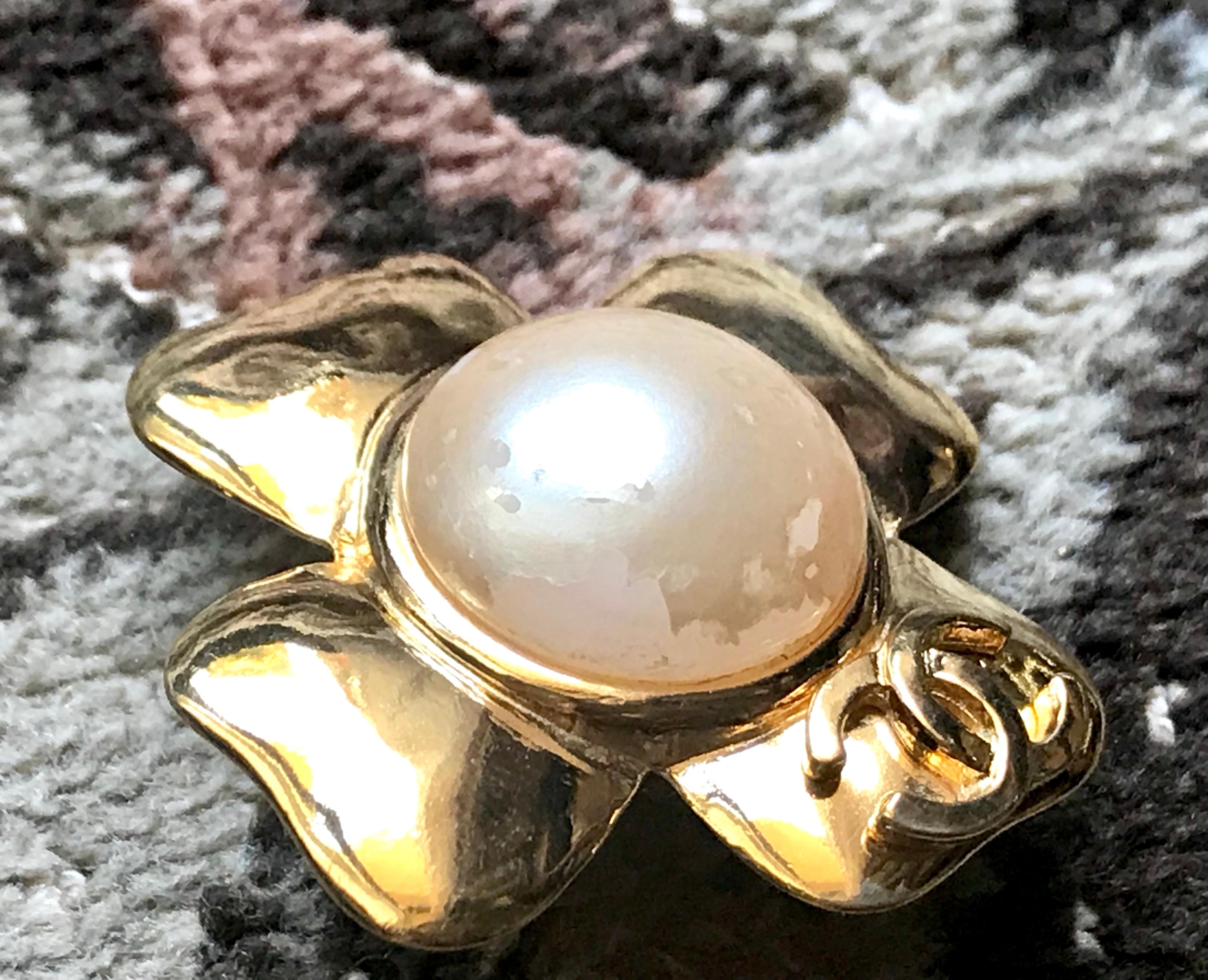 Chanel Vintage large golden camellia flower earrings with faux pearl and CC mark For Sale 4