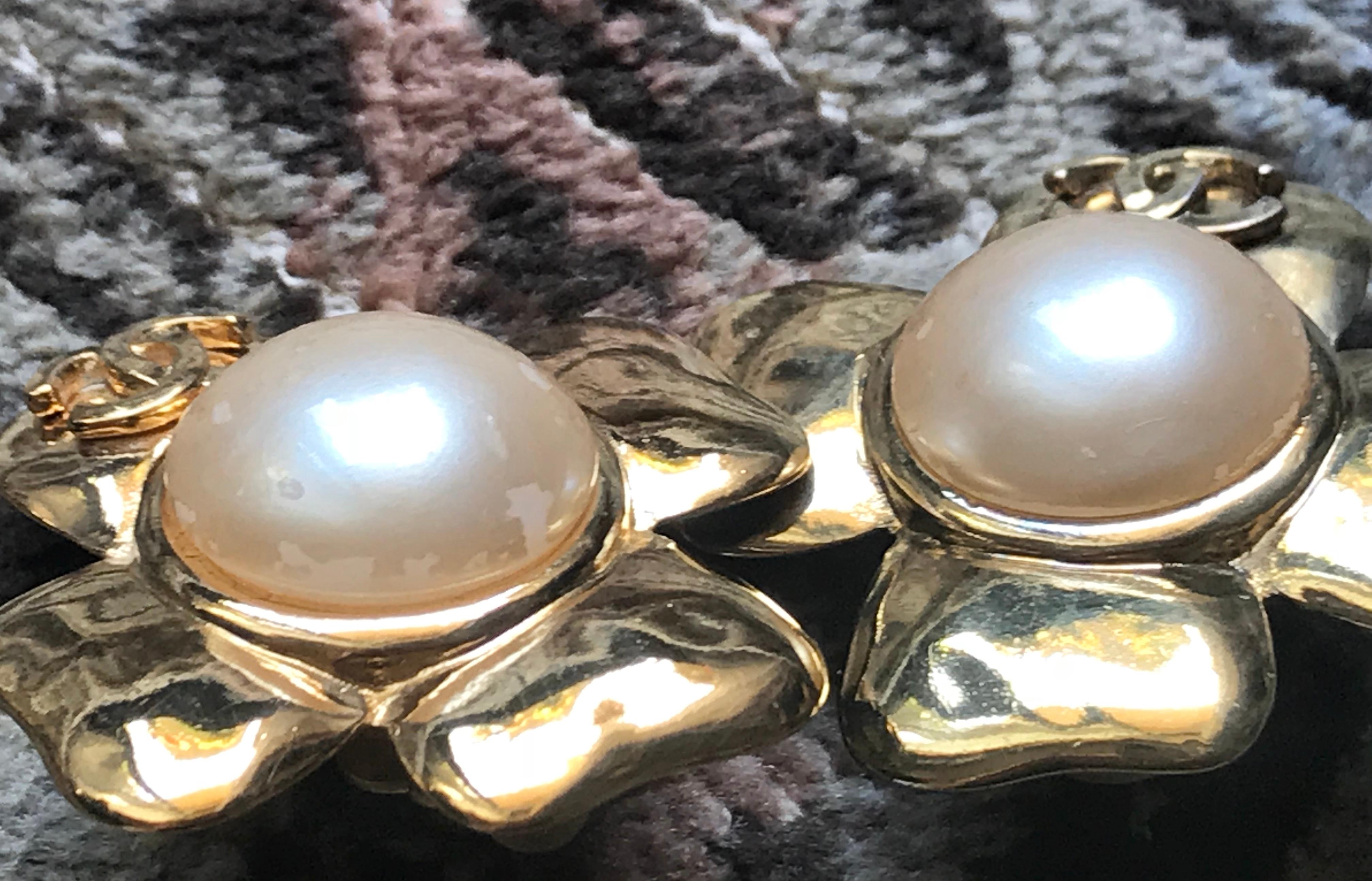 Chanel Vintage large golden camellia flower earrings with faux pearl and CC mark For Sale 7