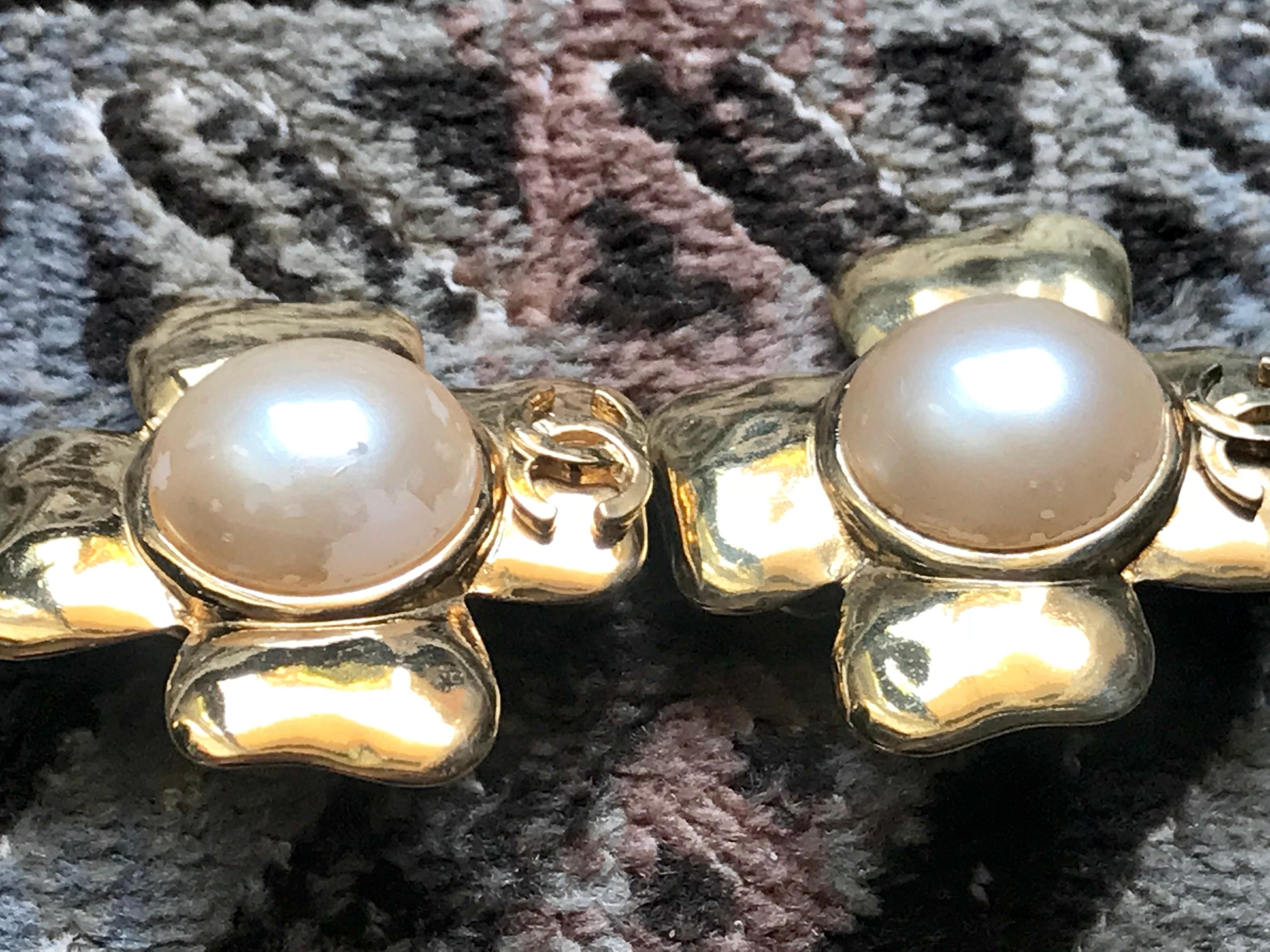 Chanel Vintage large golden camellia flower earrings with faux pearl and CC mark For Sale 2