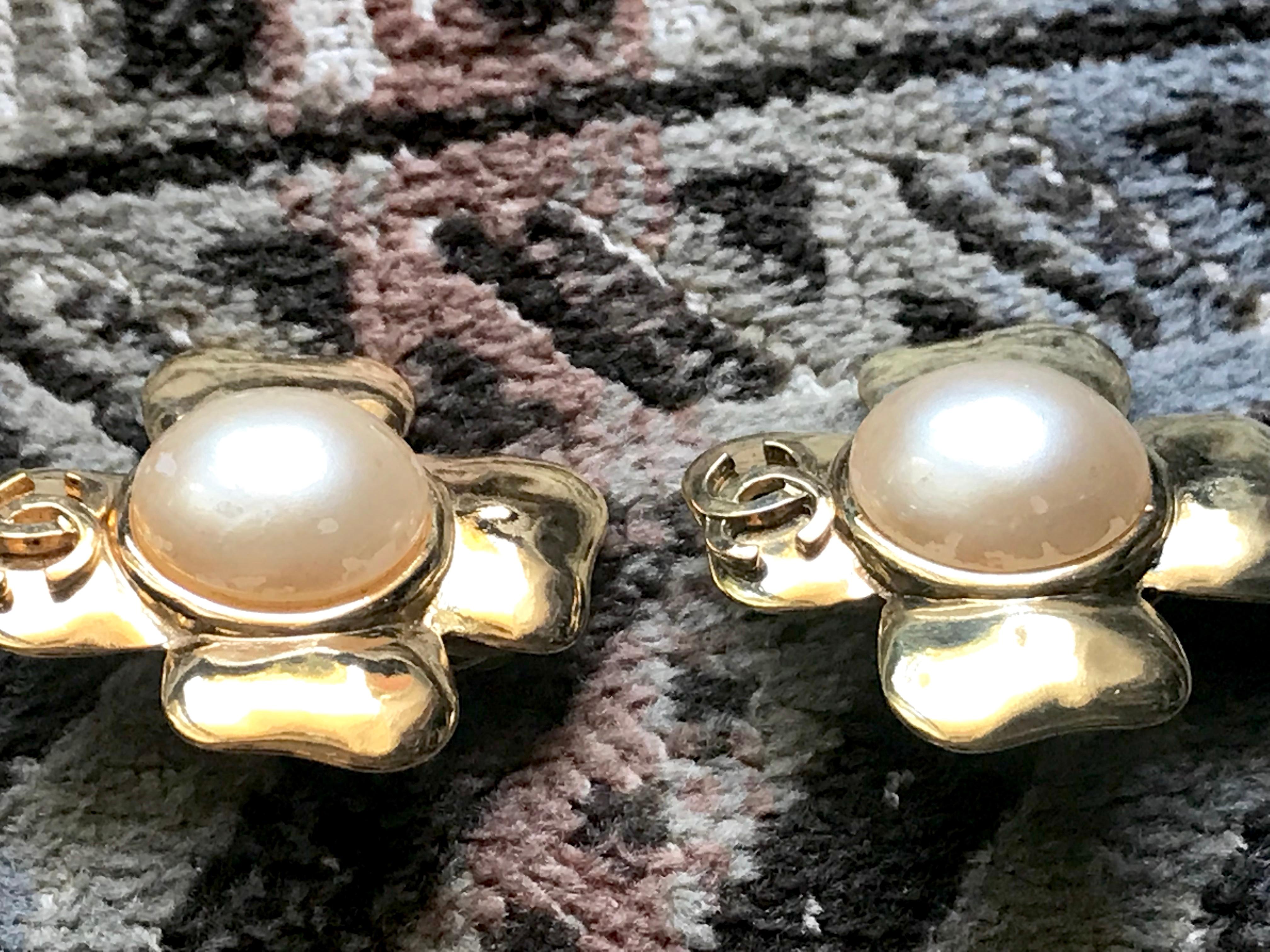 Chanel Vintage large golden camellia flower earrings with faux pearl and CC mark For Sale 8