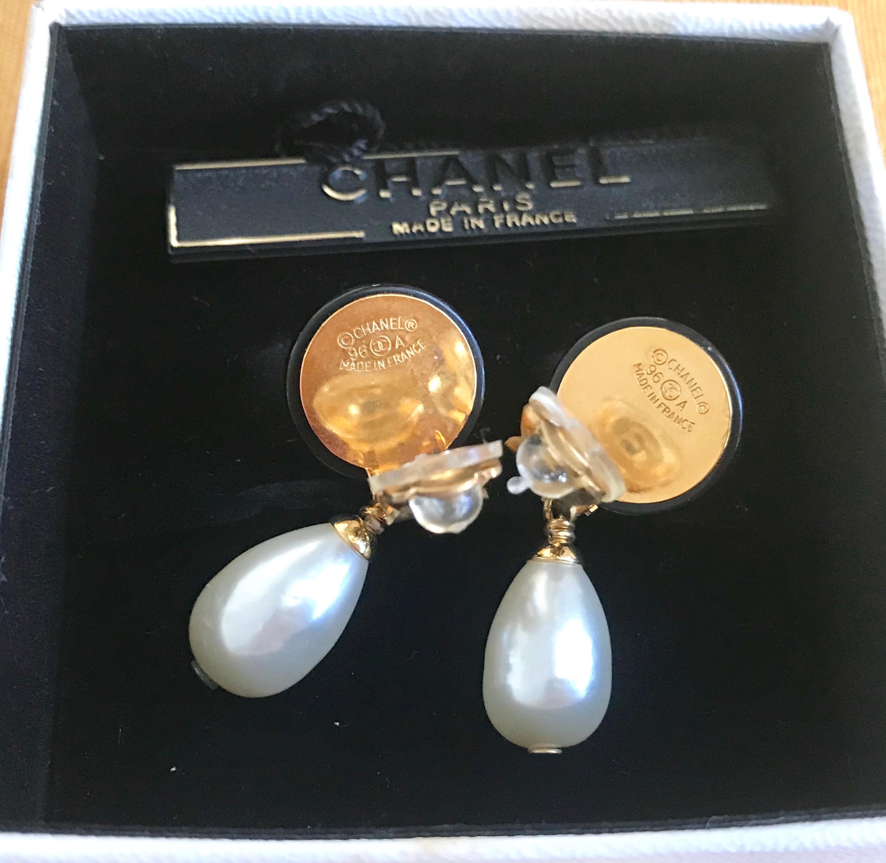 Vintage CHANEL teardrop white faux pearl earrings with black and golden CC mark For Sale 2