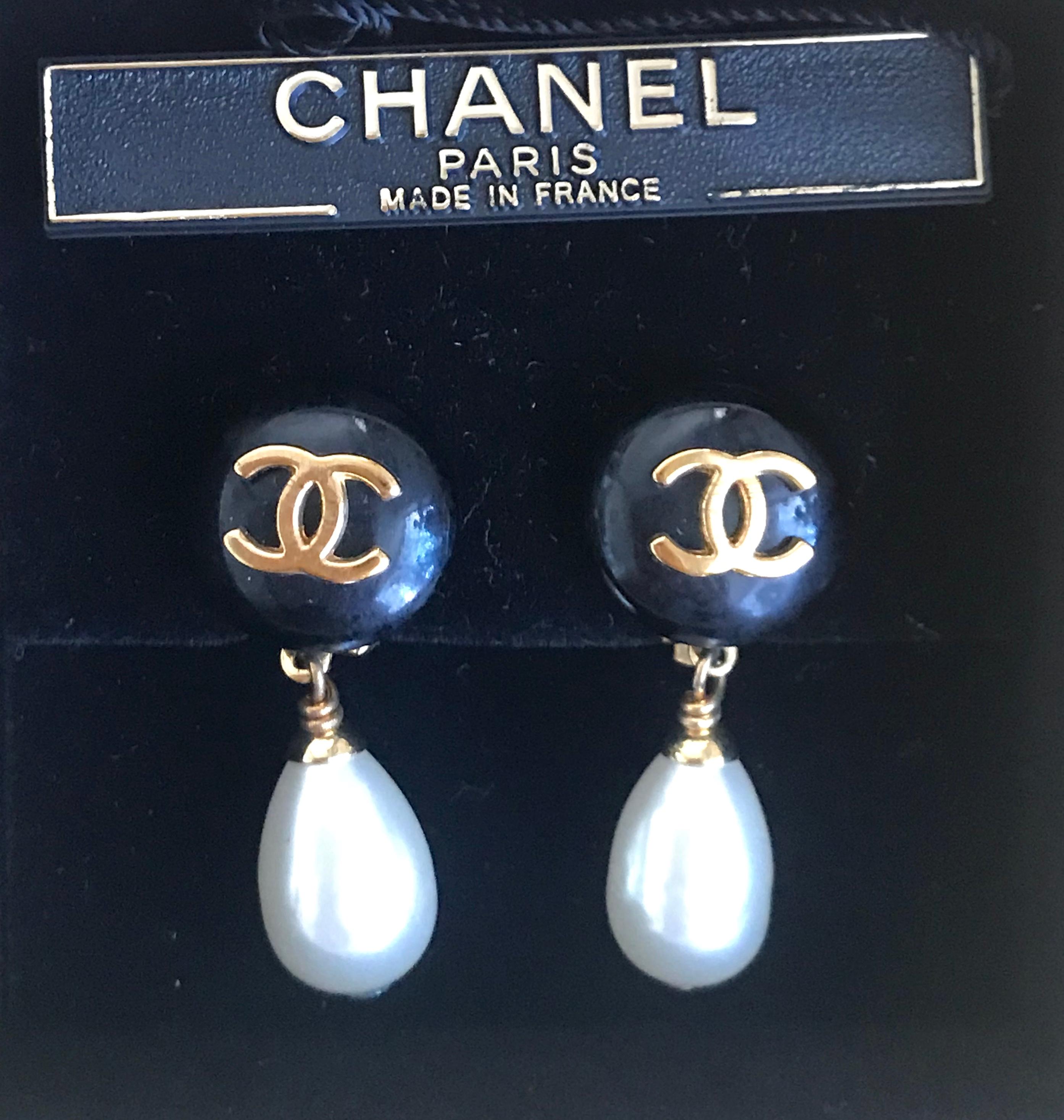 Vintage CHANEL teardrop white faux pearl earrings with black and golden CC mark For Sale 3
