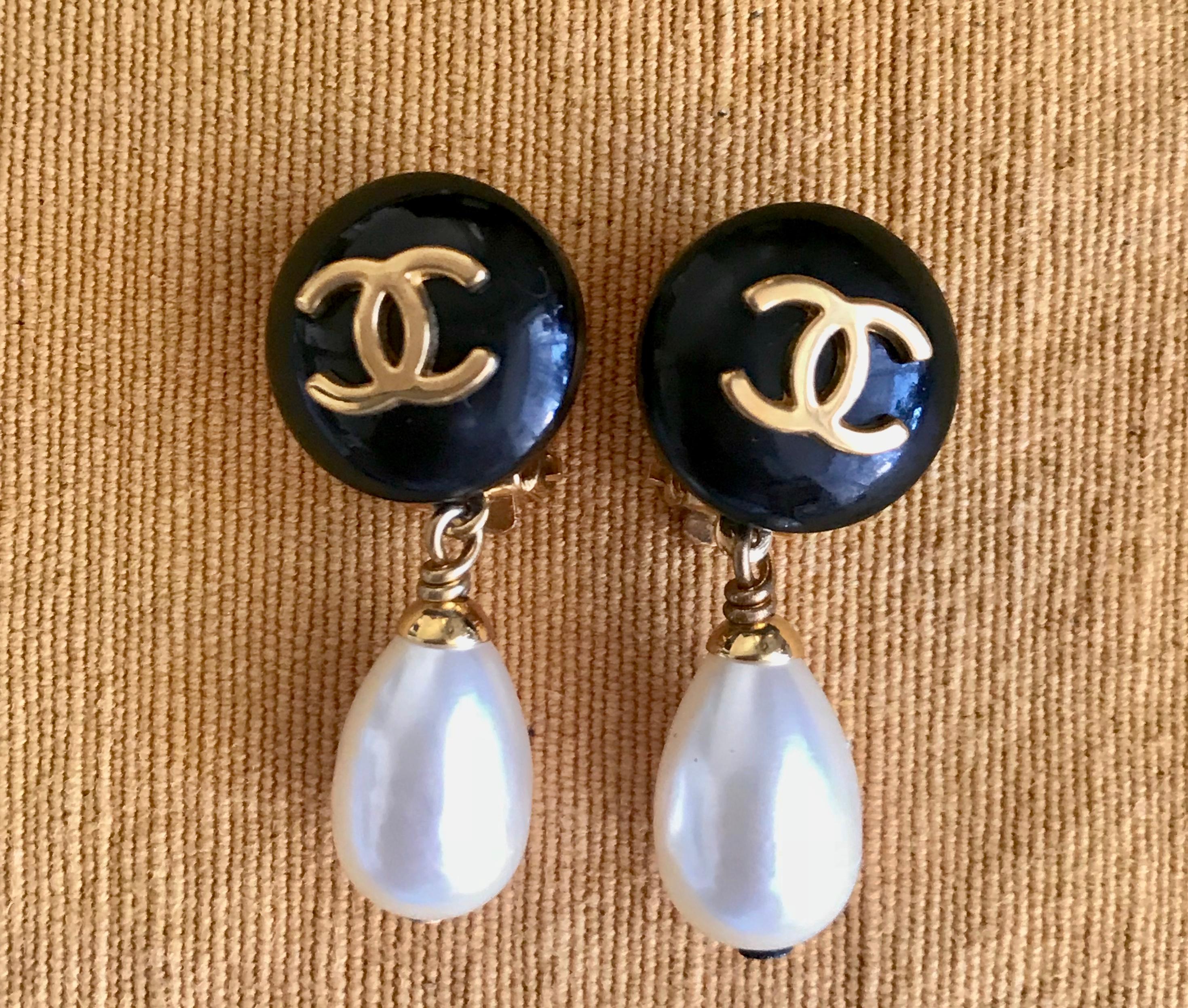 1990s. Vintage CHANEL teardrop white faux pearl earrings with black and golden CC mark on top. Chanel dangling earrings.
Beautiful vintage condition. Perfect gift!

 
Wearing these earrings will make you look absolutely stunning and hot!


Gently
