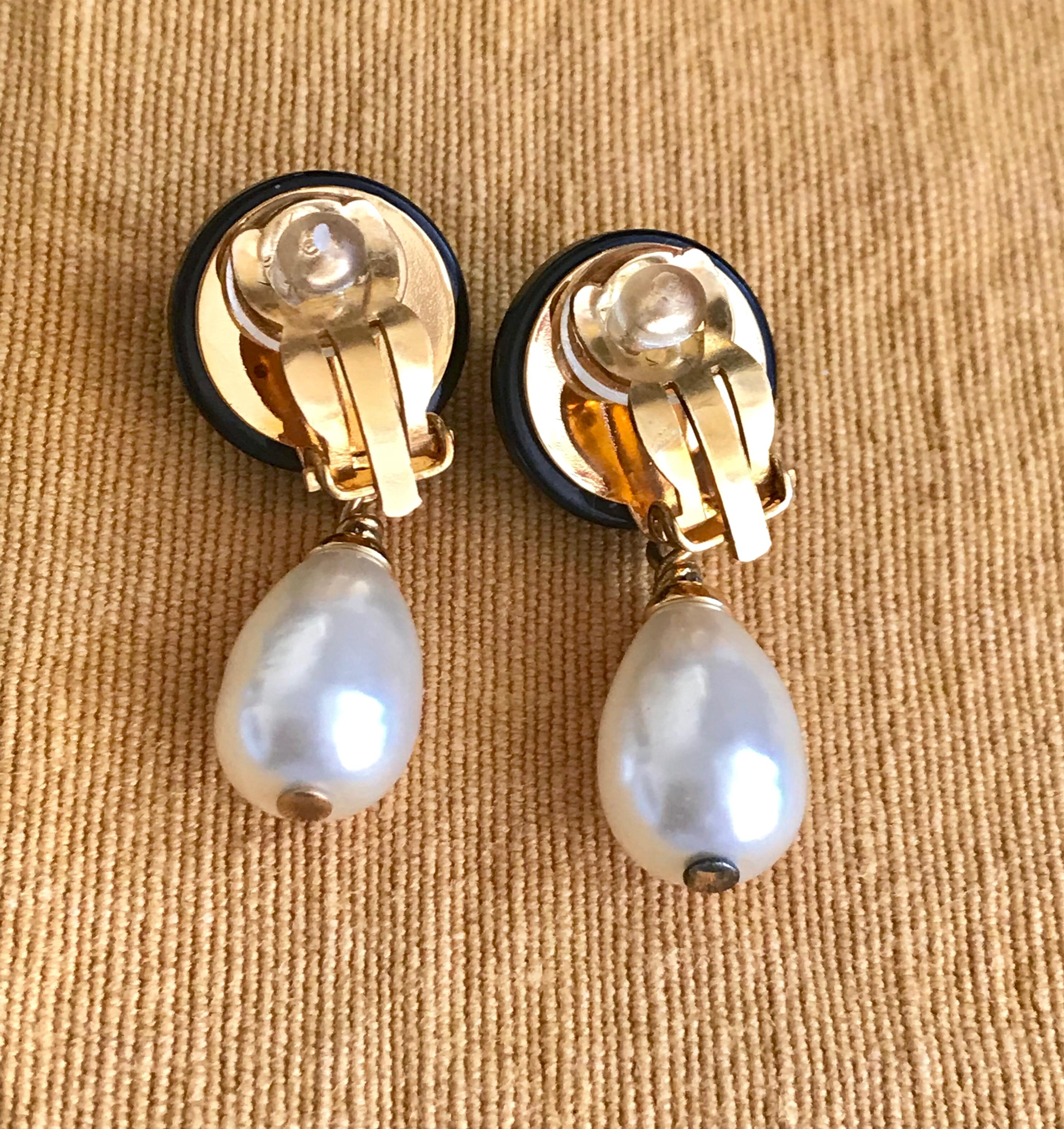 Vintage CHANEL teardrop white faux pearl earrings with black and golden CC mark For Sale 1