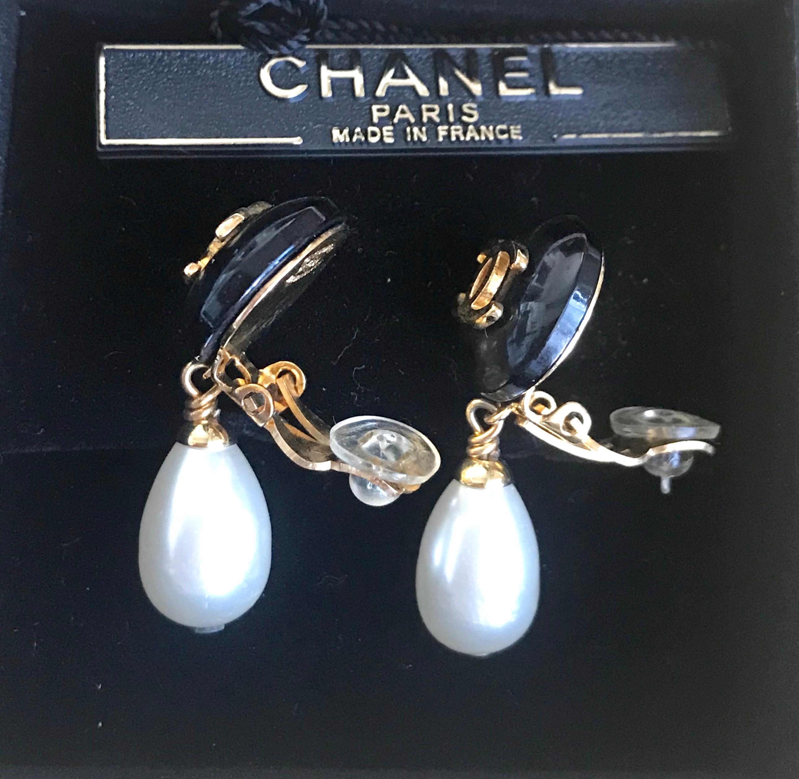 Vintage CHANEL teardrop white faux pearl earrings with black and golden CC mark In Good Condition For Sale In Kashiwa, Chiba