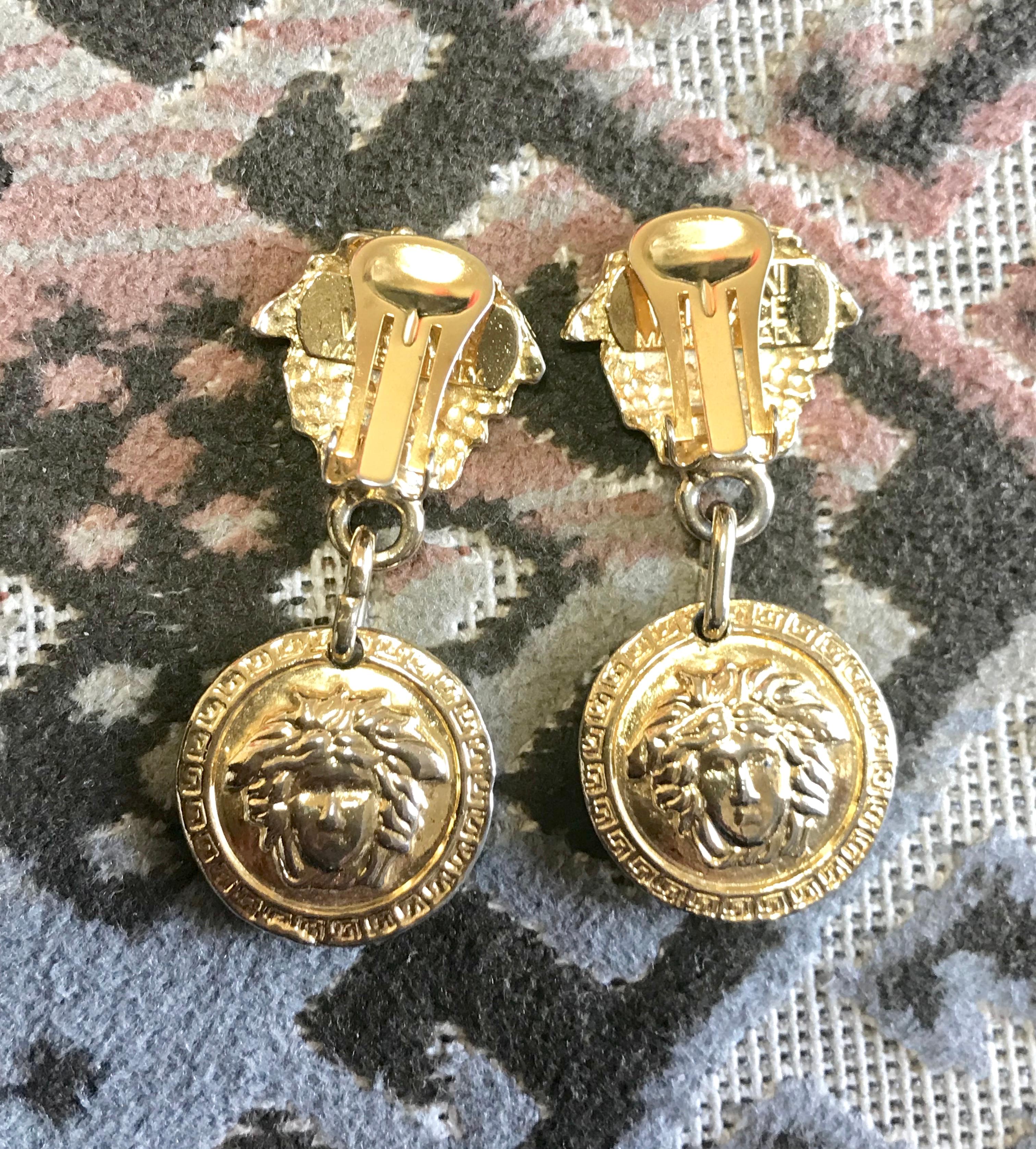 Vintage Gianni Versace gold tone medusa head, face motif dangle earrings.  In Good Condition For Sale In Kashiwa, Chiba