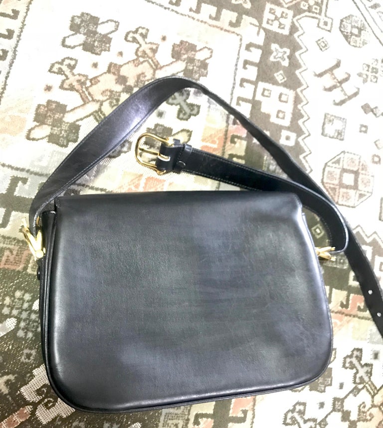 Vintage Celine black leather classic shoulder bag with golden logo closure. In Good Condition For Sale In Kashiwa, Chiba