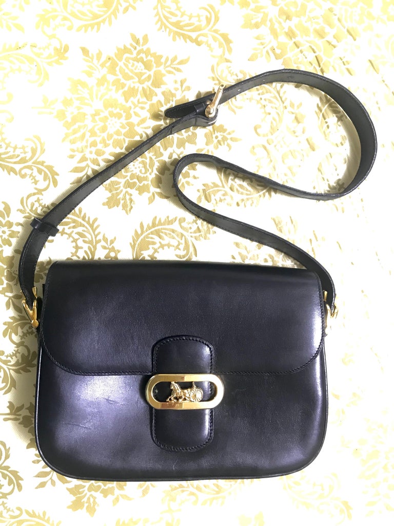 Vintage Celine black leather classic shoulder bag with golden logo closure. For Sale 11