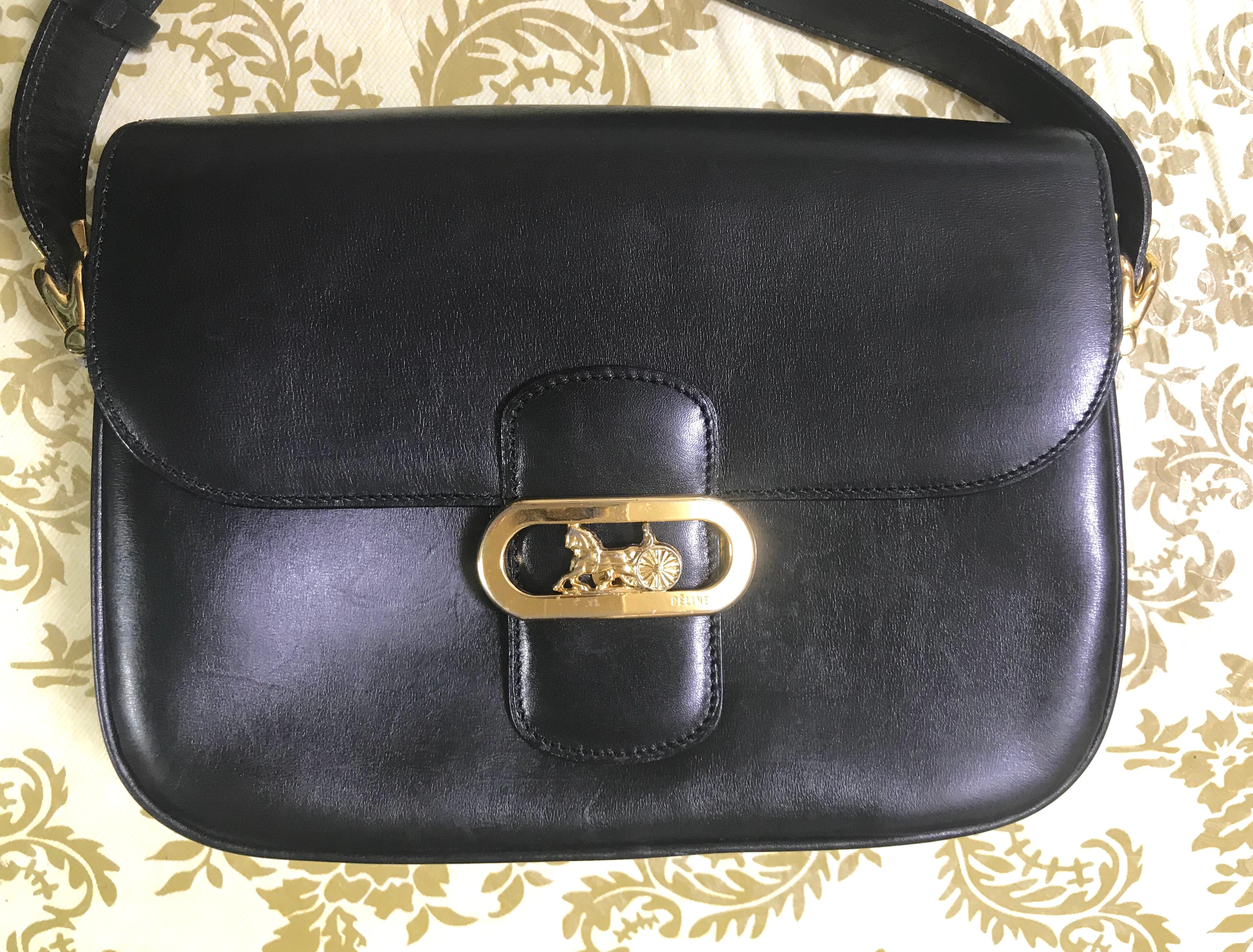 1980s. Vintage Celine black leather classic shoulder bag with golden logo closure. Elegant purse back in the old era.

Introducing another masterpiece from Celine, a classic black leather shoulder bag.

Featuring its iconic carriage and logo