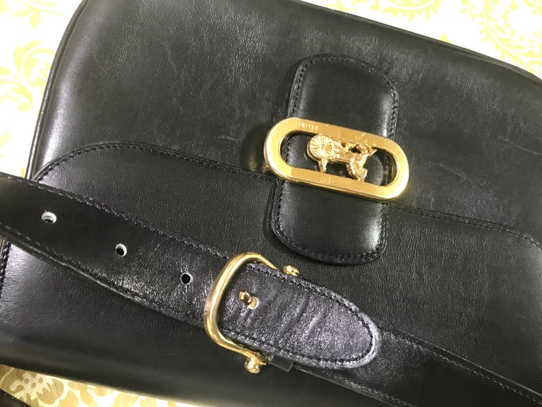 Vintage Celine black leather classic shoulder bag with golden logo closure. For Sale 5