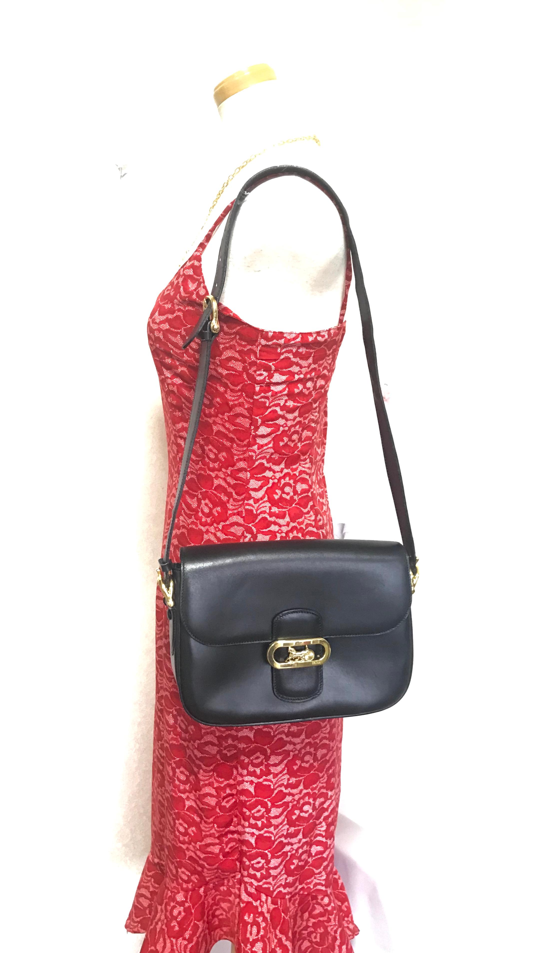 Vintage Celine black leather classic shoulder bag with golden logo closure. For Sale 10