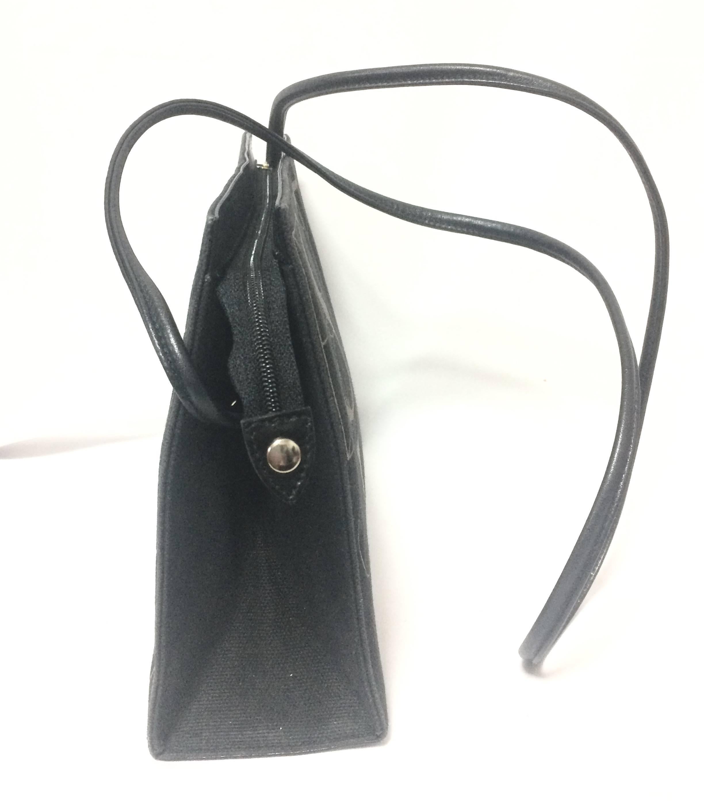 Vintage Paloma Picasso black shoulder bag with gold letter prints. In Good Condition For Sale In Kashiwa, Chiba
