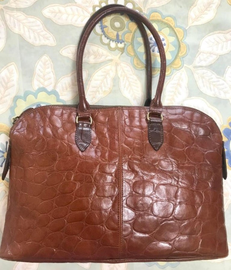 1990s. Vintage Mulberry croc embossed brown leather large tote in bolide bag shape. Masterpiece back in the era. Roger Saul era. Unisex daily bag
This is one old sophisticated masterpiece from Mulberry in the early 90s, Roger Saul era. 
It has its