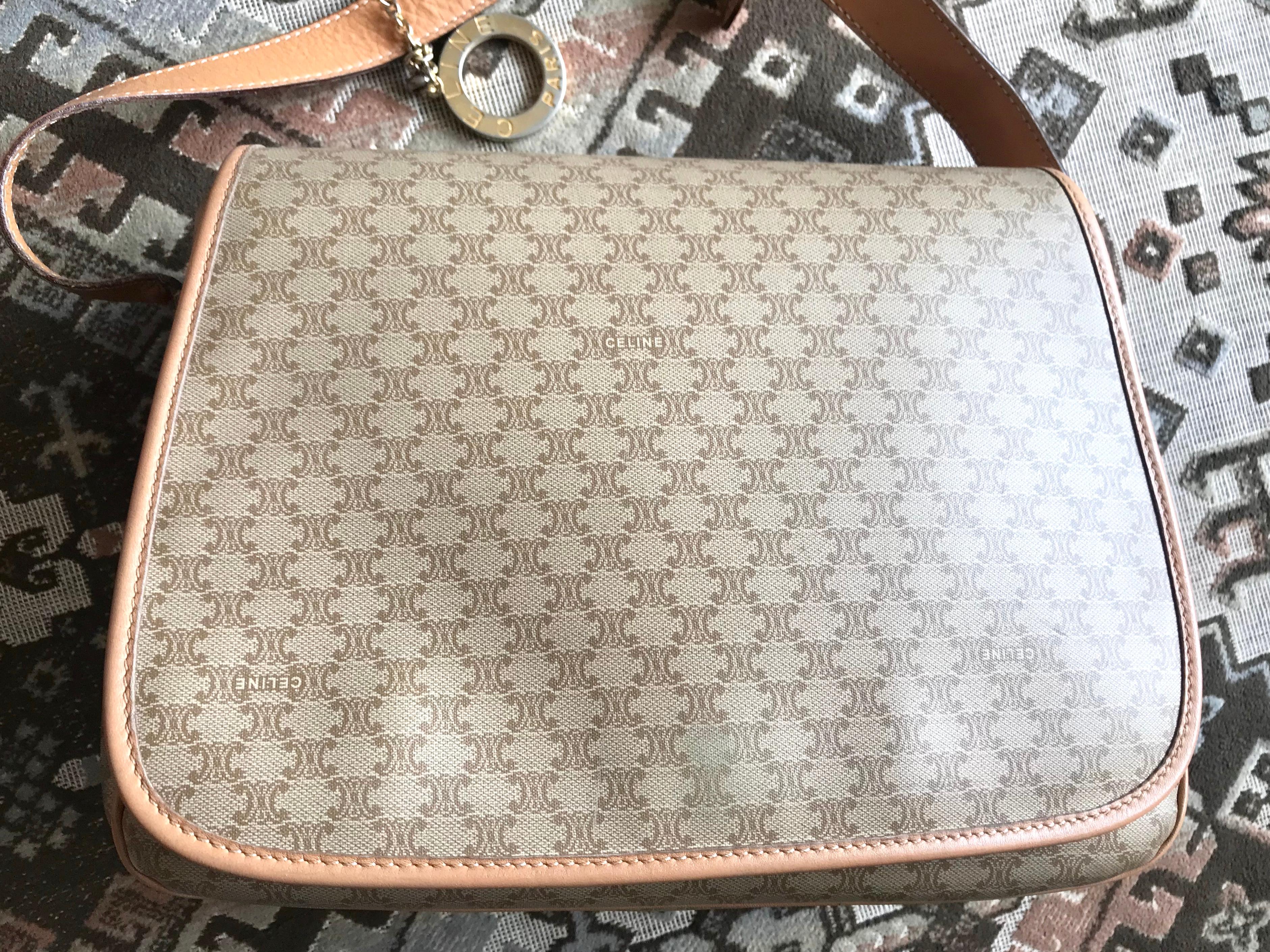 1990s. Vintage Celine beige macadam blaison pattern messenger bag with gold tone round logo motif charm. For daily use.

Introducing a vintage classic messenger style shoulder bag from CELINE, a blason macadam pattern for all generations.