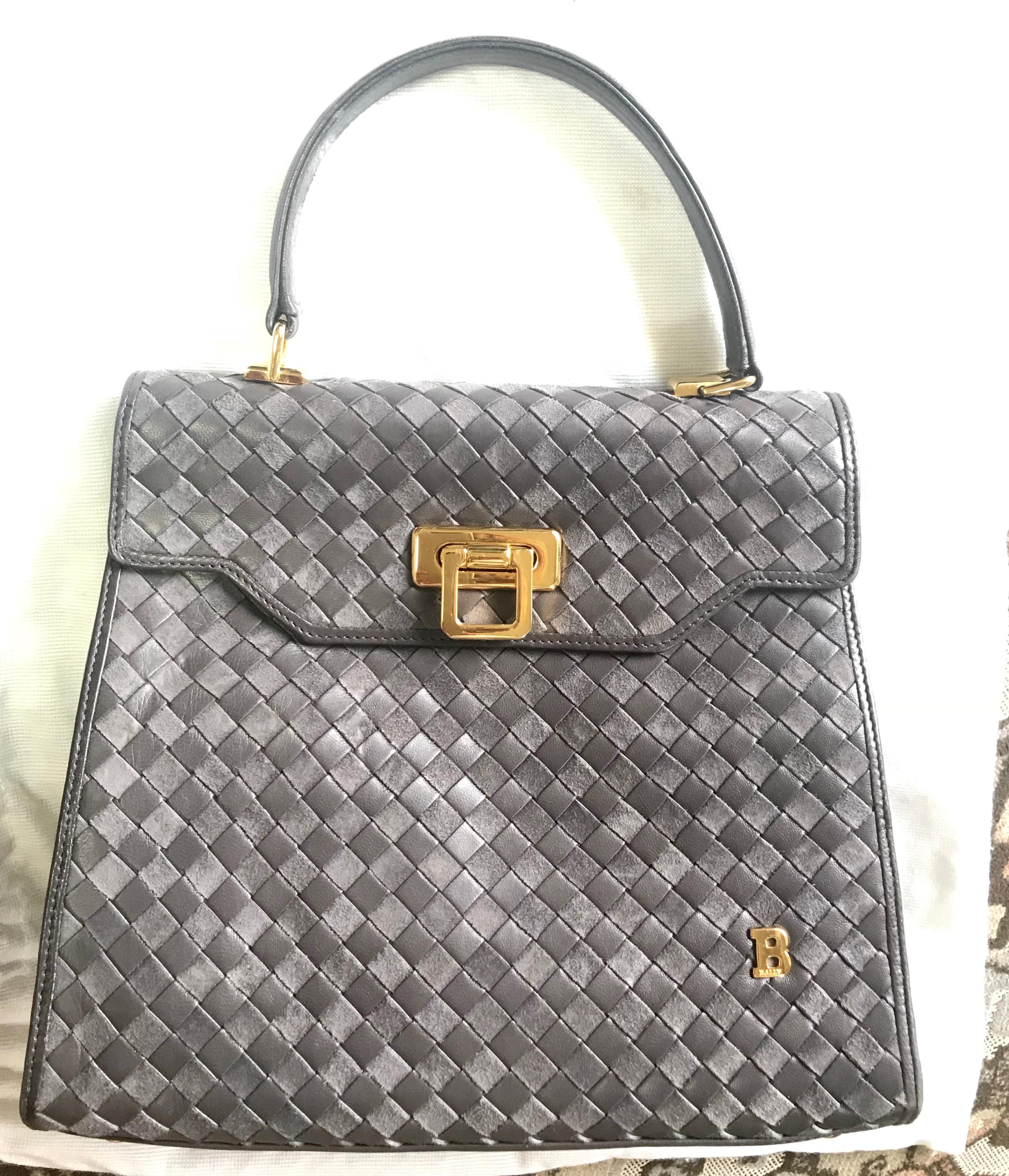 1990s. Vintage Bally taupe gray intrecciato leather handbag with gold tone closure in classic kelly style. Golden B logo. 
Masterpiece and classic bag.

Introducing a unique vintage purse in kelly style from BALLY in the early 90s.
One of the rarest