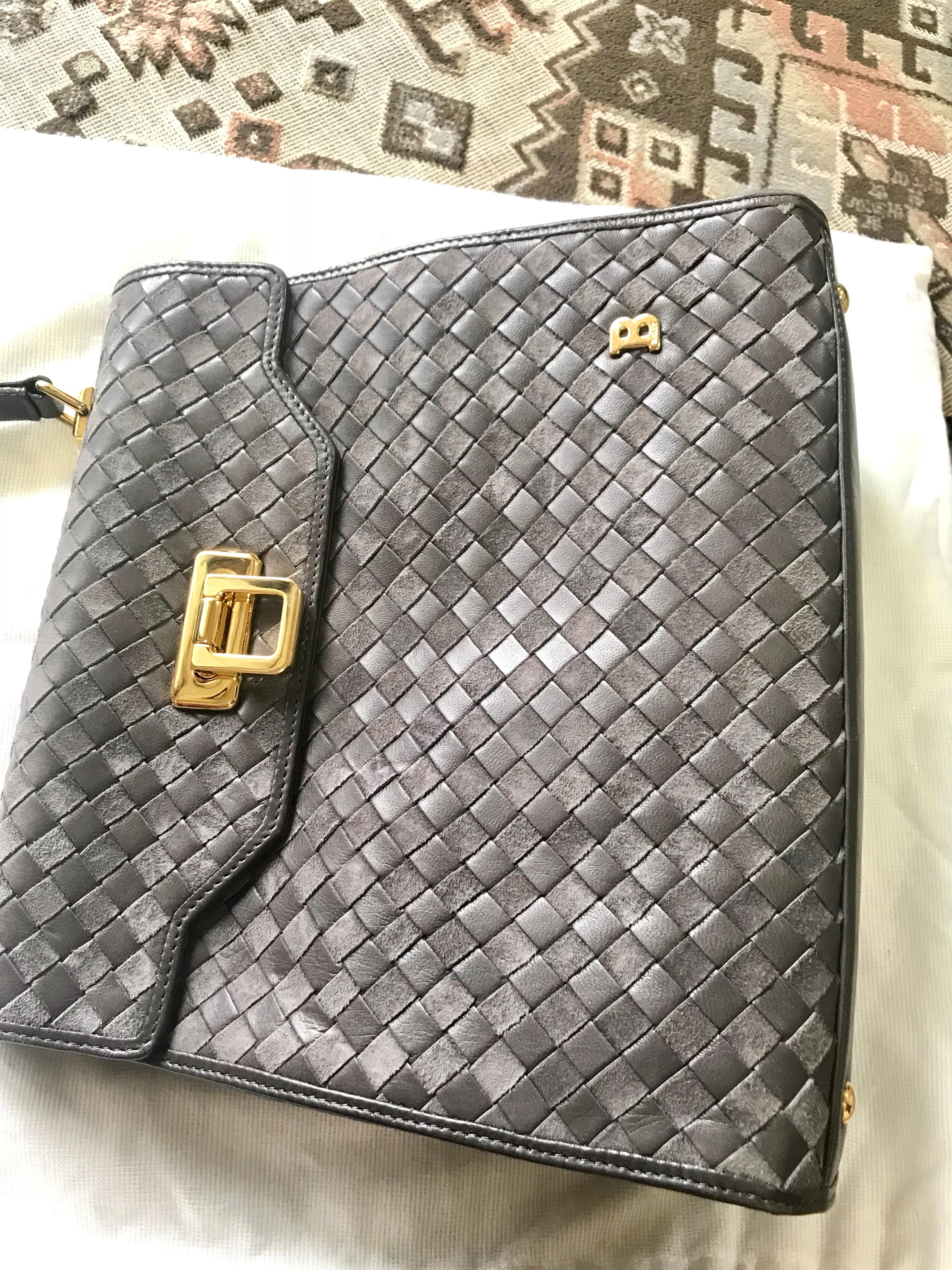 Vintage Bally taupe grey intrecciato leather kelly handbag with gold tone logo. In Good Condition For Sale In Kashiwa, Chiba